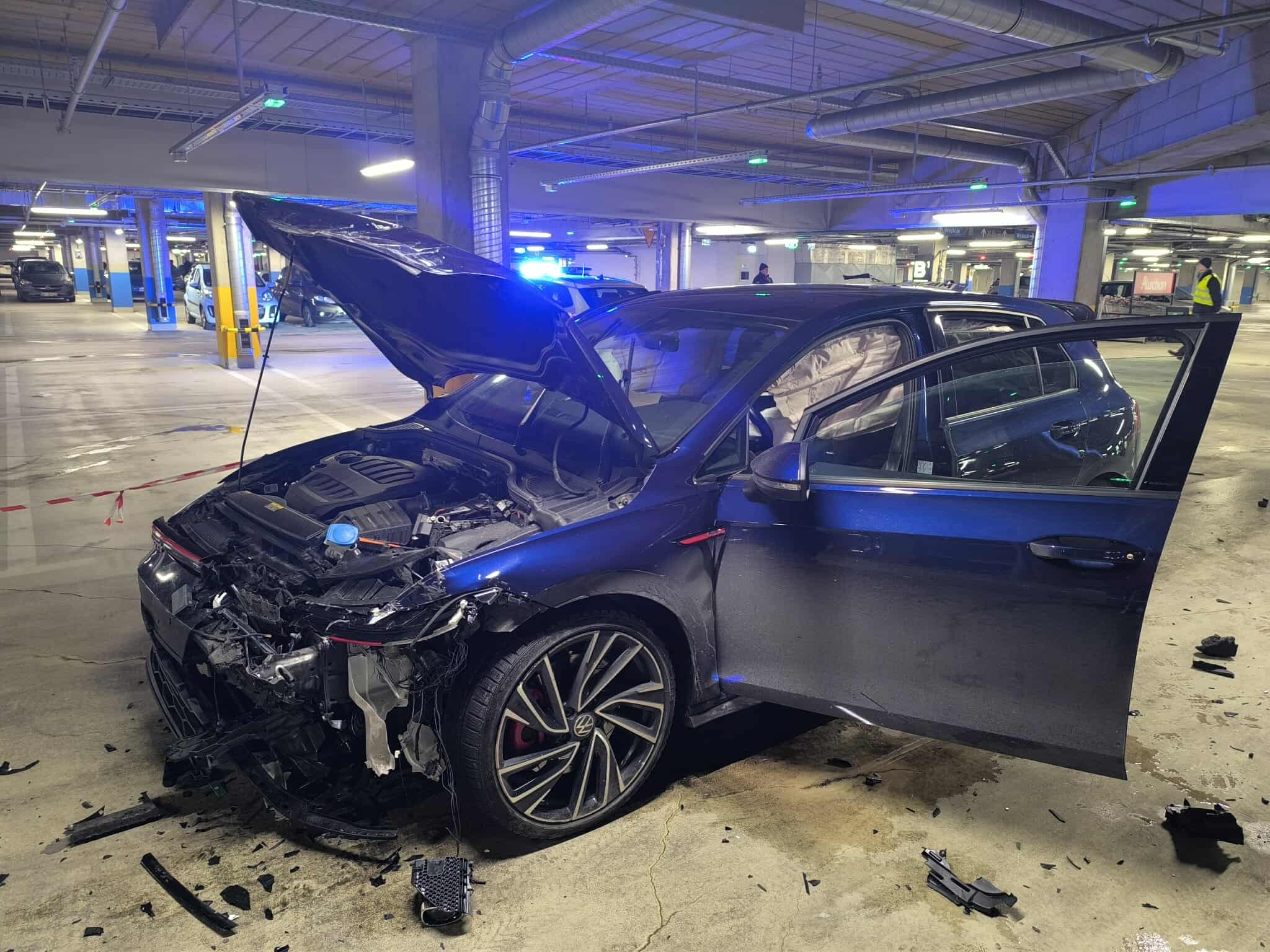 Groźna kraksa w podziemiach centrum handlowego. BMW zatrzymało się na filarze, sprawa trafi do sądu