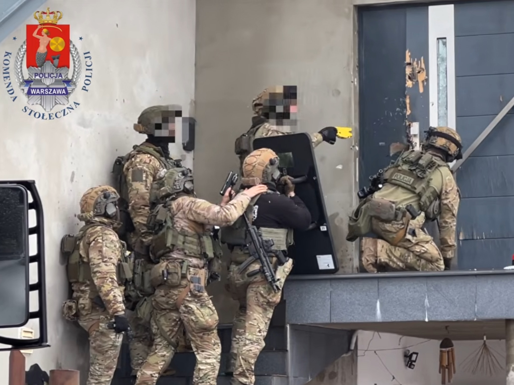 Film z akcji na Targówku. Dwie osoby nie żyją, kontrterroryści wkroczyli do domu