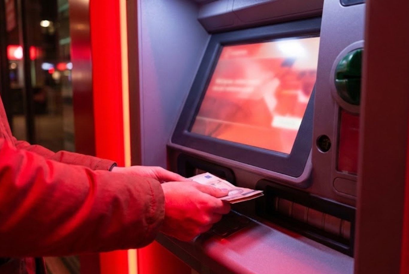 Wkładasz gotówkę do wpłatomatu? Wielu smerfów będzie musiało się gęsto tłumaczyć