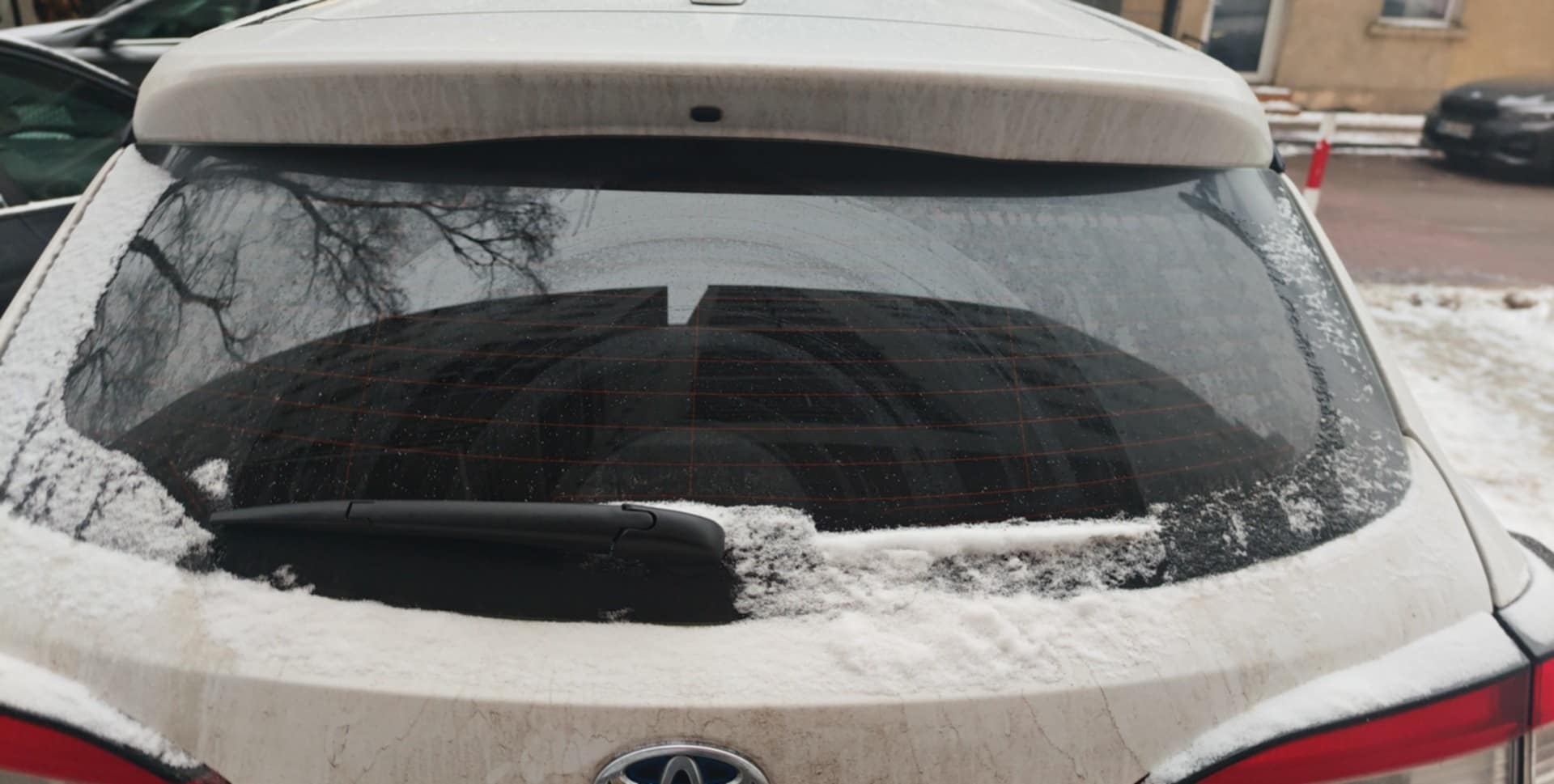 Robisz to każdego ranka przed skrobaniem szyb? Policja ostrzega: to wykroczenie, za które grozi mandat