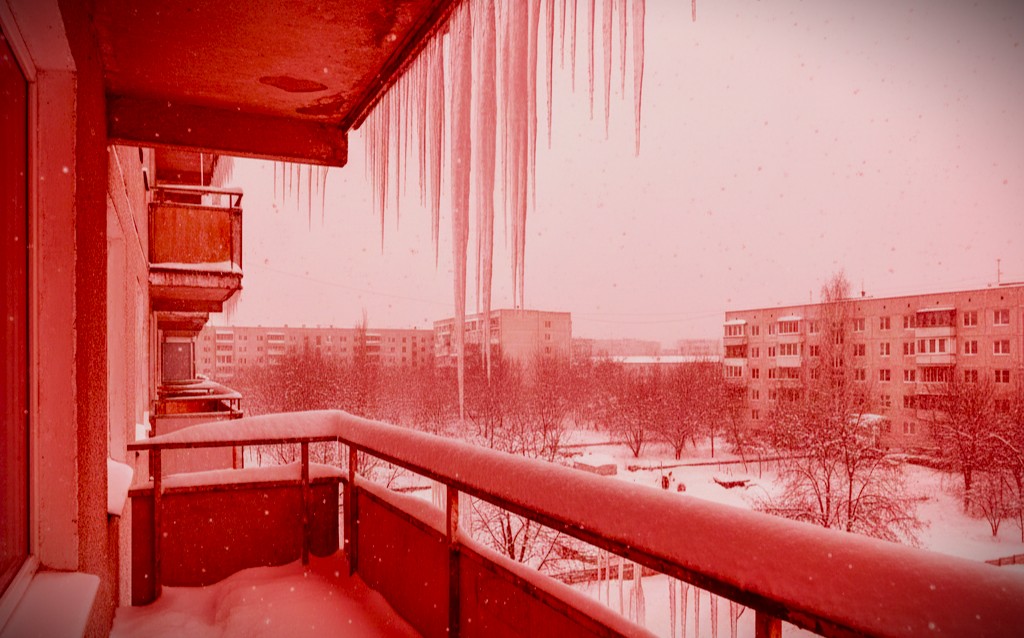 Mandat za śnieg na balkonie? Wielu właścicieli o tym nie wie. Kary są dotkliwe