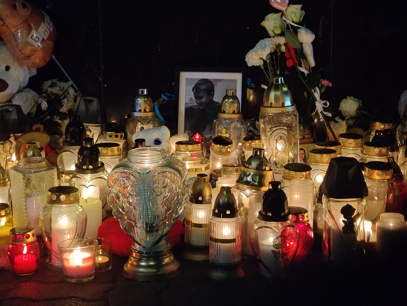 Poruszające pożegnanie na Grochowie. Mieszkańcy, w tym dzieci dzieci, oddali hołd małemu Tomkowi