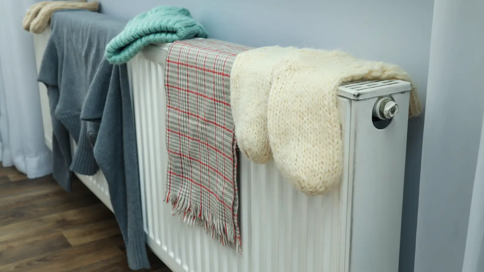 Suszysz pranie na kaloryferze i myjesz kurczaka? To błędy, które rujnują zdrowie i portfel. Lista grzechów w polskim domu