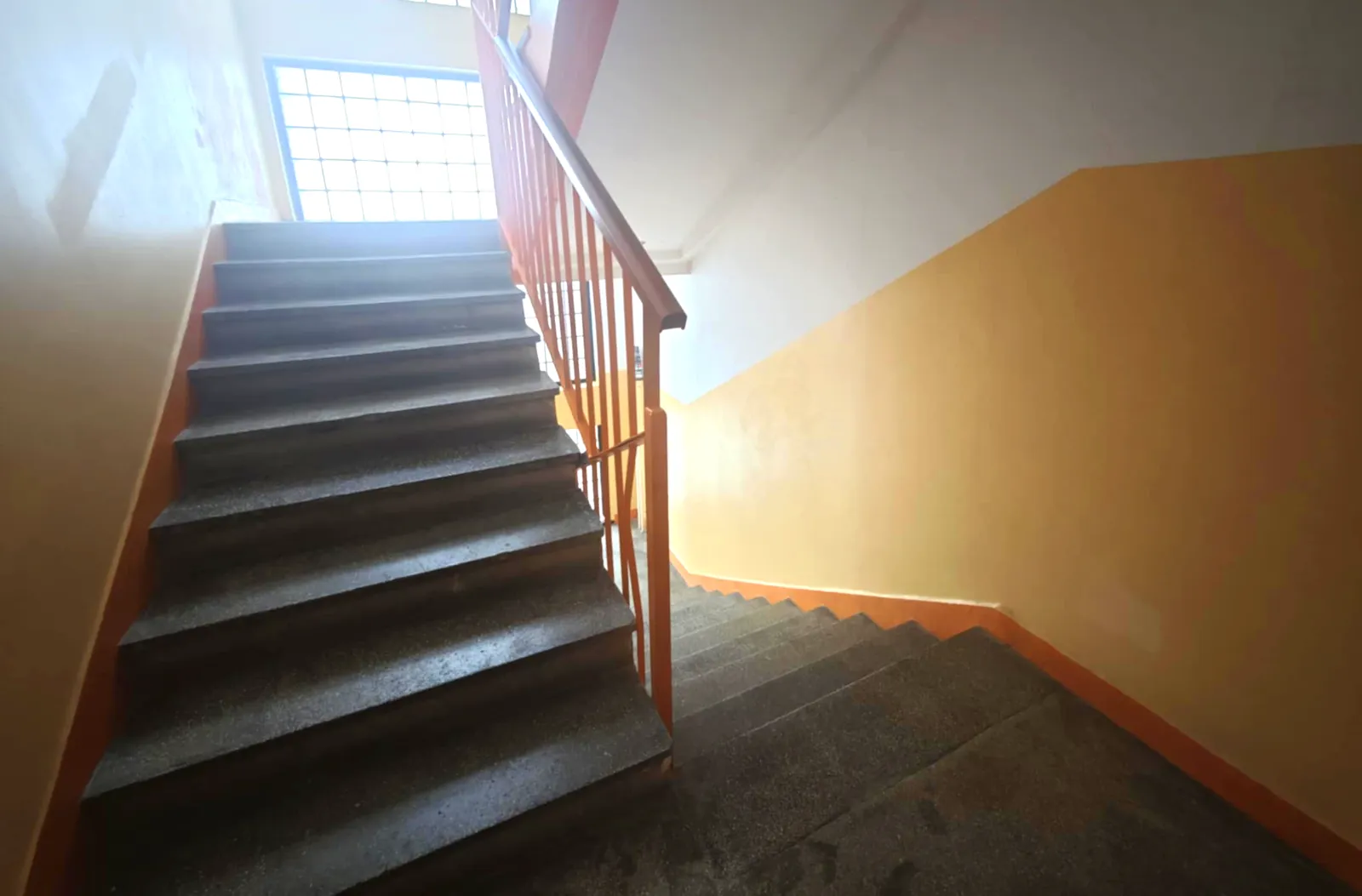 Rzeczy na klatce schodowej a kontrola strażaków. Za szafkę lub wózek grozi do 5000 zł kary