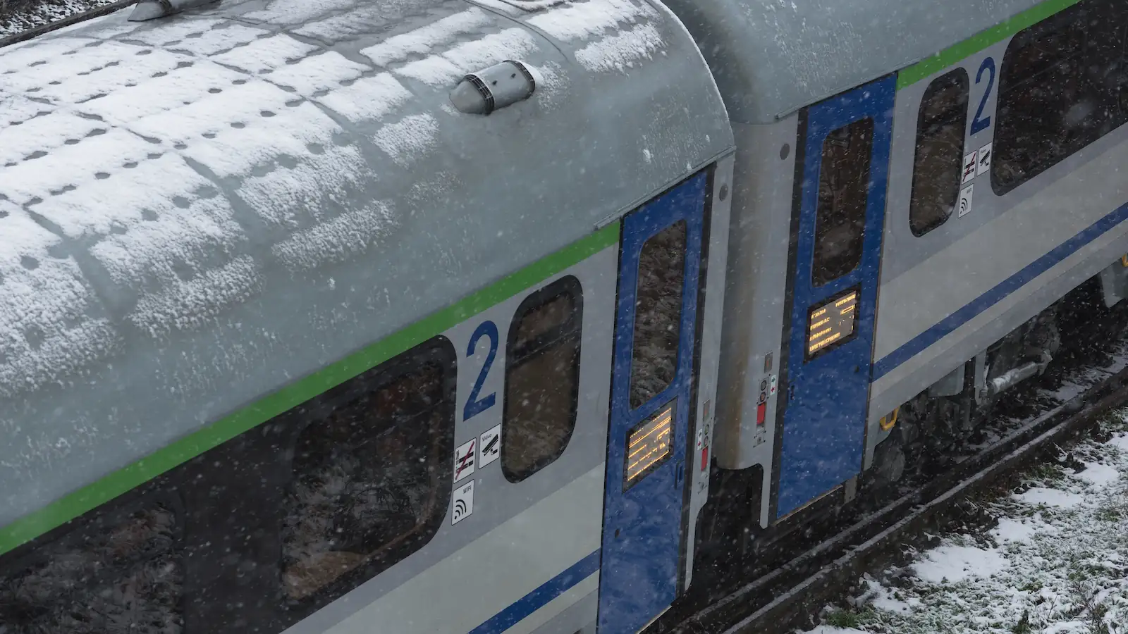 Wypadek na przejeździe pod Warszawą. Pociąg staranował auto, wagon w ogniu. Trwa wielka ewakuacja [WIDEO]