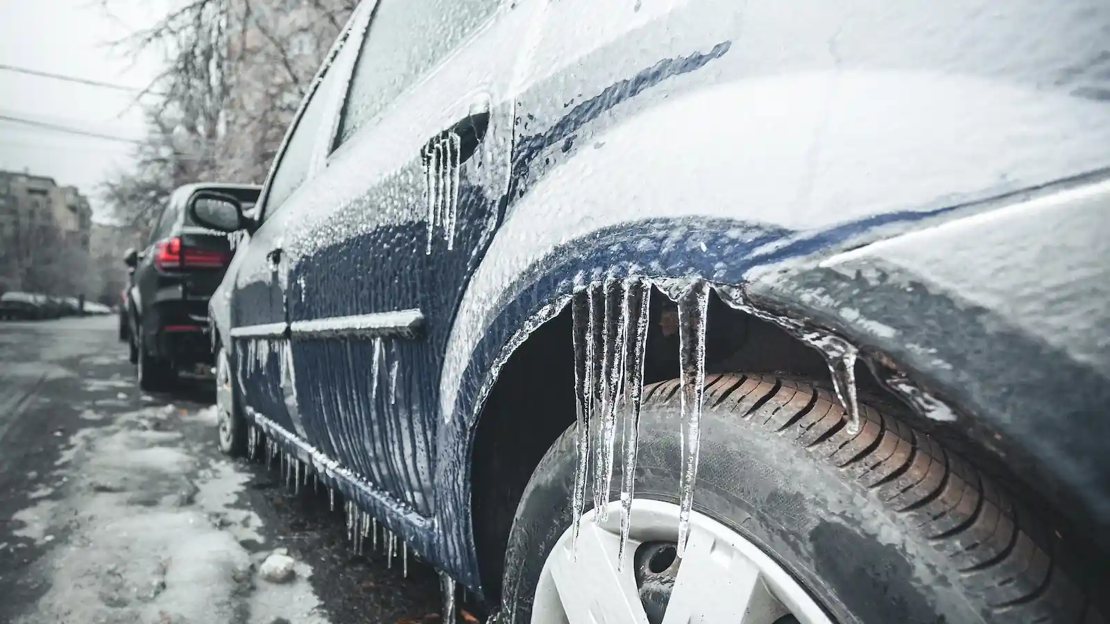 Wystarczy kawałek lodu na dachu. Policja nie daje pouczeń. Mandat to aż 3000 zł, a to nie koniec kar [TABELA]