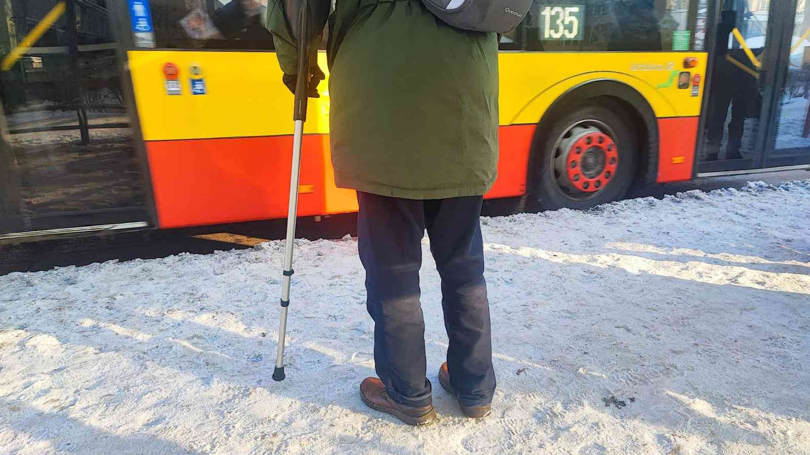 Operacje w dzień i w nocy, domawianie gipsu. Szpitale walczą z falą urazów po upadkach na lodzie