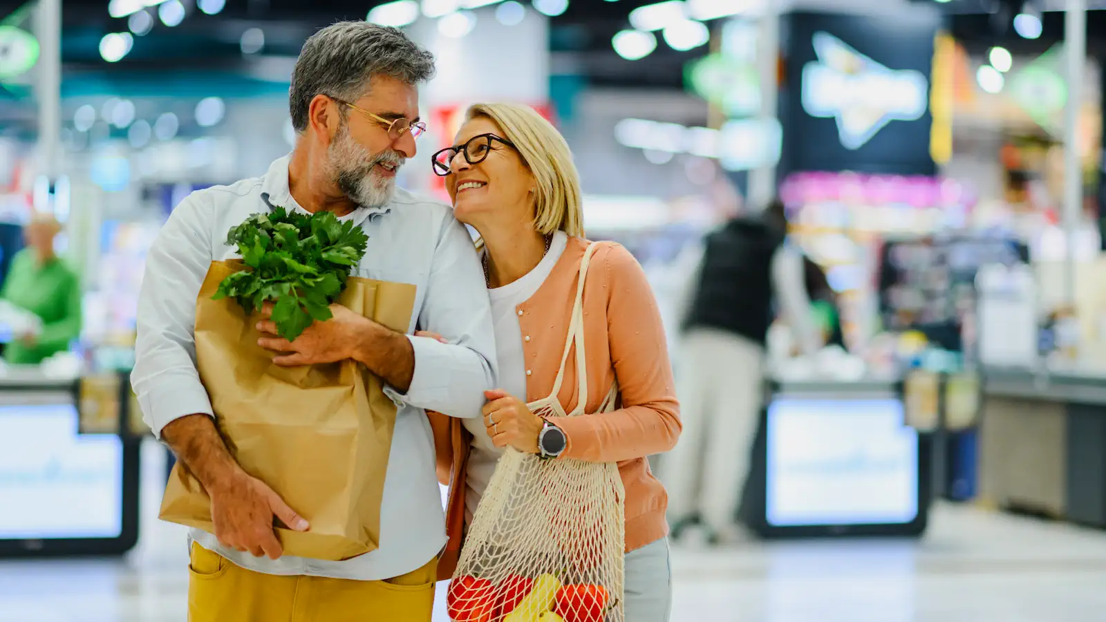 Miliony polskich seniorów nie wie, iż mogą oszczędzać setki złotych miesięcznie. Wystarczą karty, która należą Ci się dożywotnio
