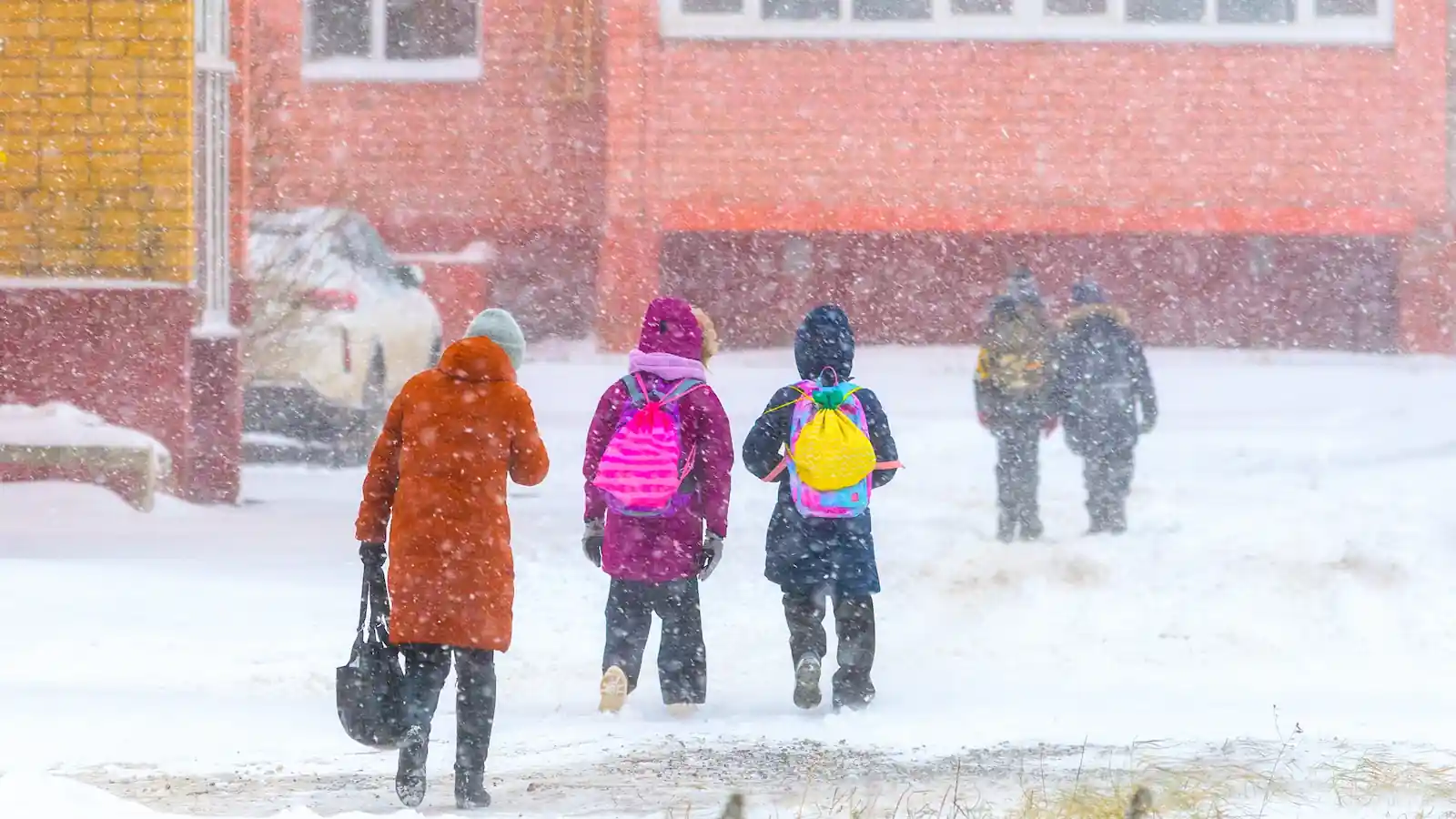 Prawo nie daje wyboru. W takim przypadku Twoje dziecko zostanie w domu i będzie się uczyło zdalnie. Część szkół już to zrobiło