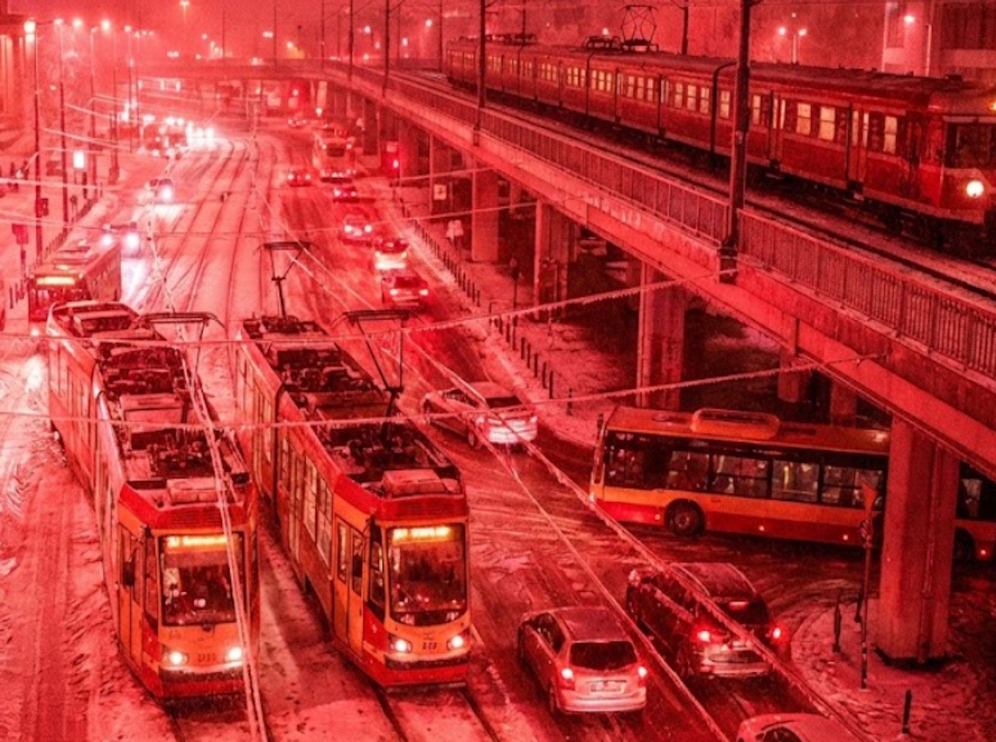 Paraliż komunikacyjny w Warszawie i okolicach. Tramwaje i pociągi stają, a IMGW ostrzega przed groźną gołoledzią