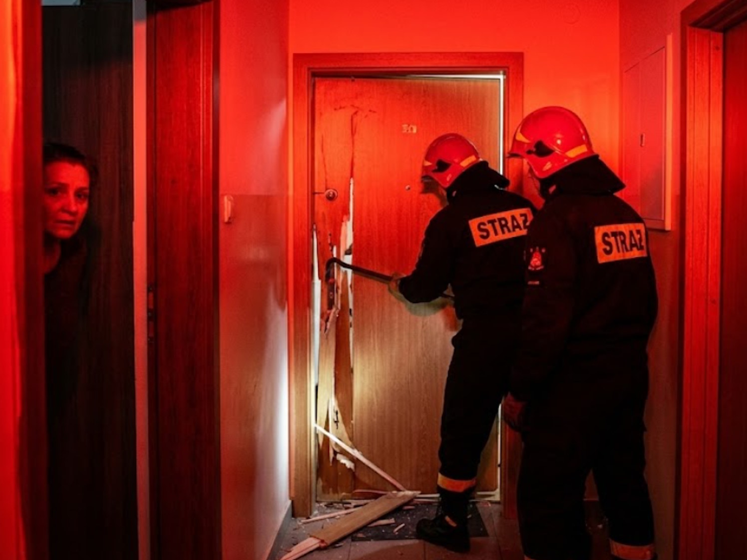 Mogą wyważyć Ci drzwi, jeżeli wezwie ich sąsiad. Kto za to zapłaci?