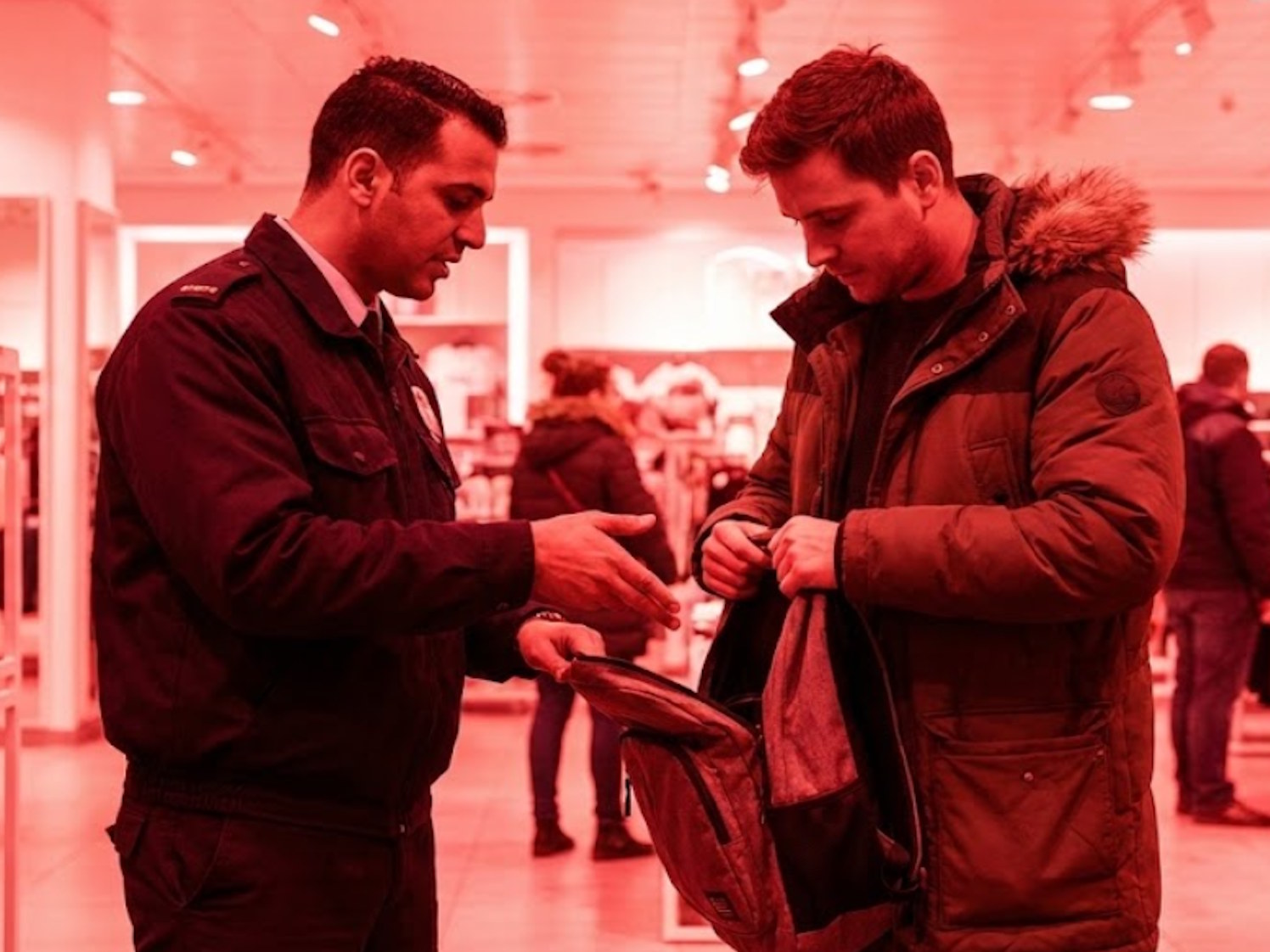 Robisz zakupy stacjonarnie? Czy ochroniarz może przeszukać torbę lub plecak?