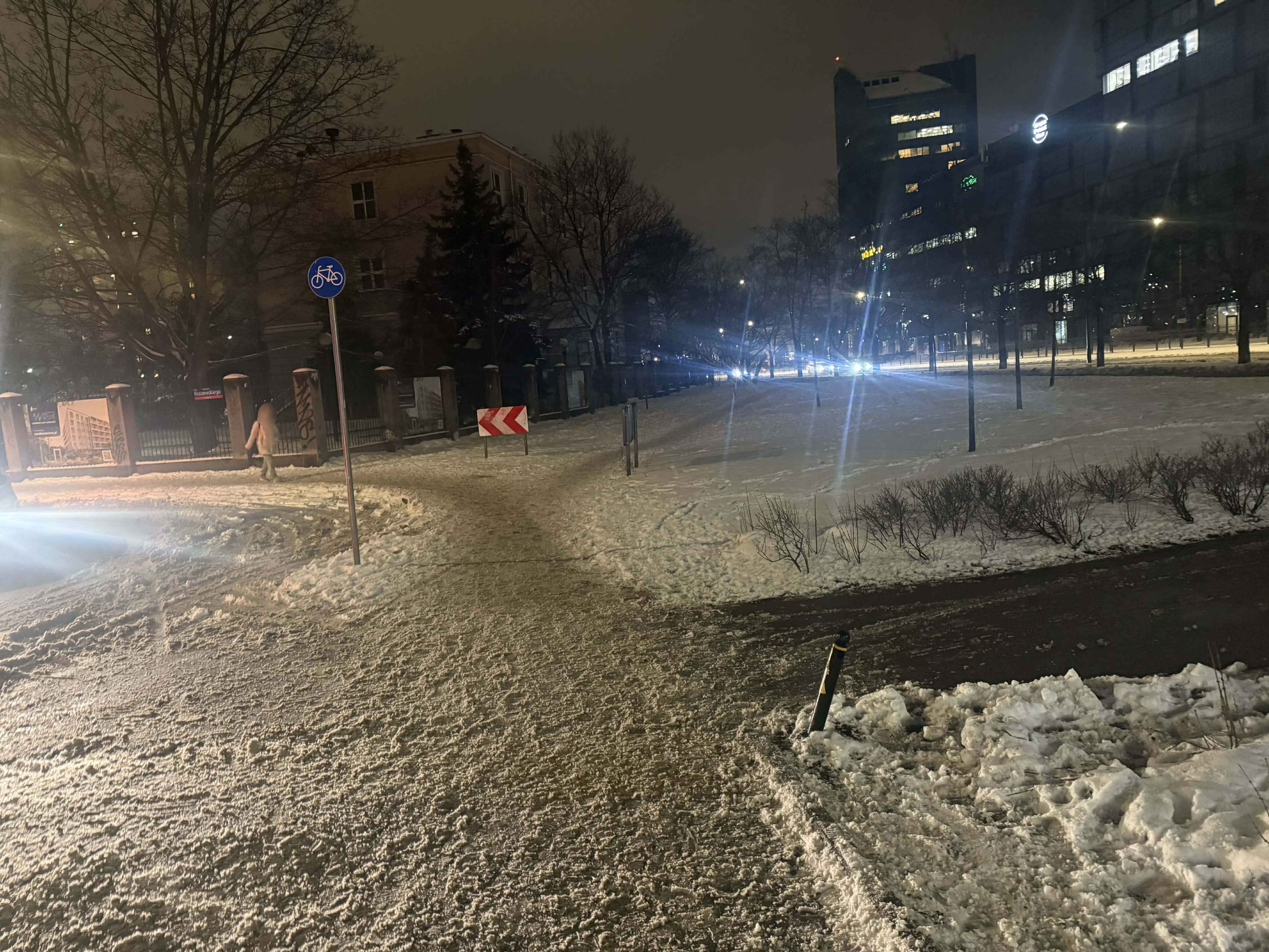 Zima w Warszawie. Piesi walczą z lodem, rowerzyści jadą po czarnym asfalcie