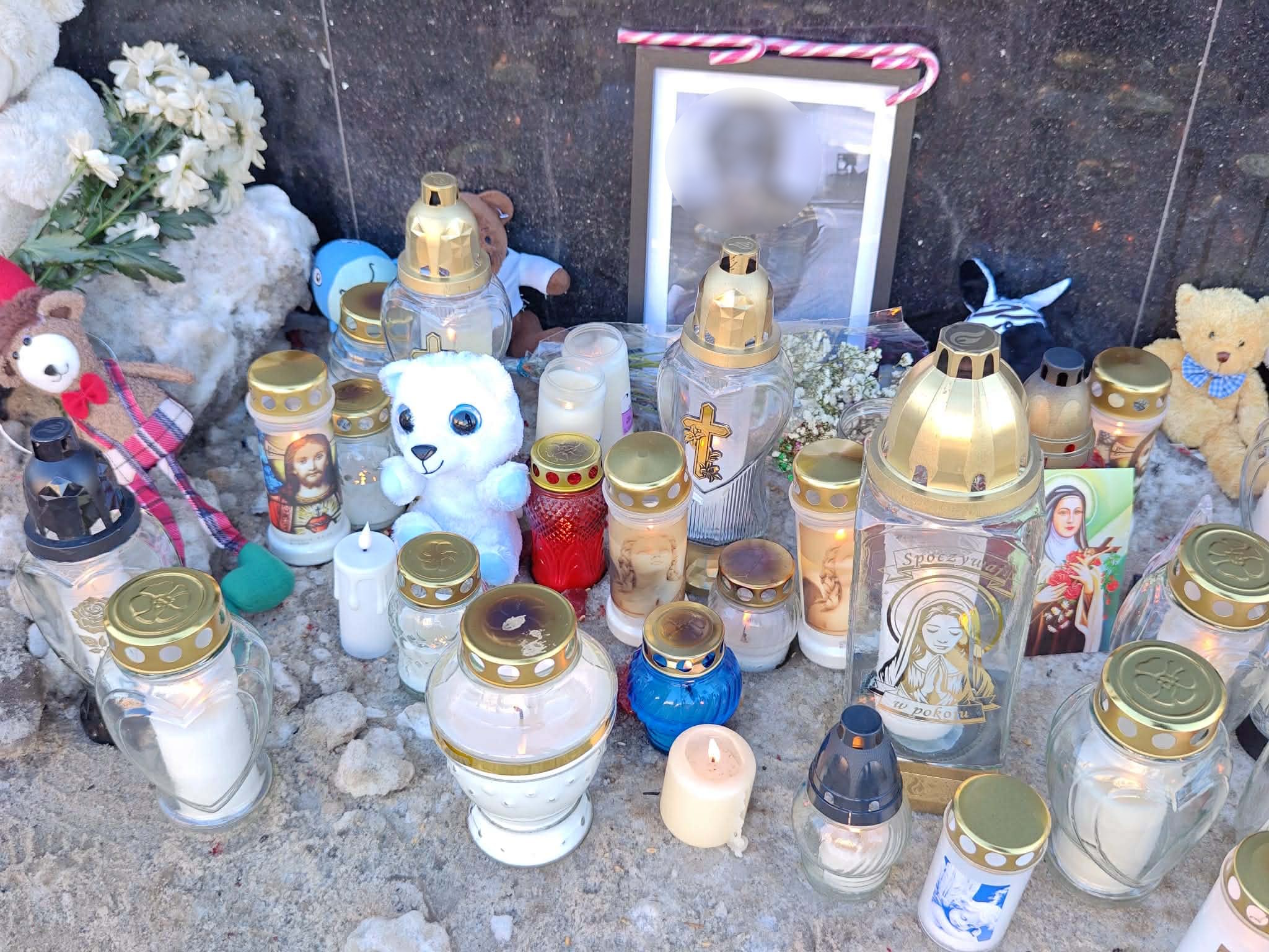 Morze zniczy na Grochowie. Nie żyje o 6-letni przedszkolak po tragicznym wypadku