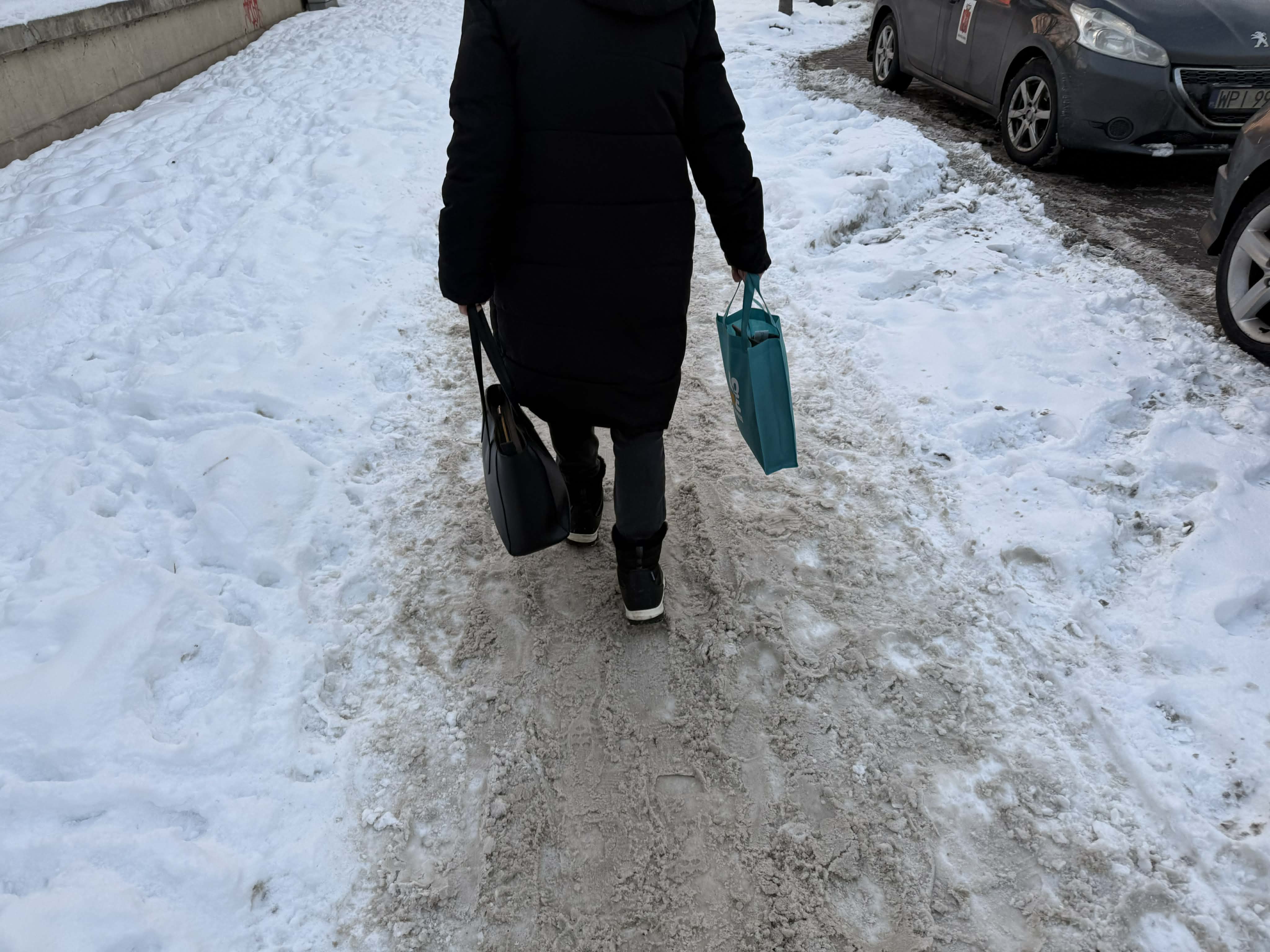 „Ścieżki rowerowe czarne, a chodniki to lodowisko”. Radny interweniuje u burmistrza