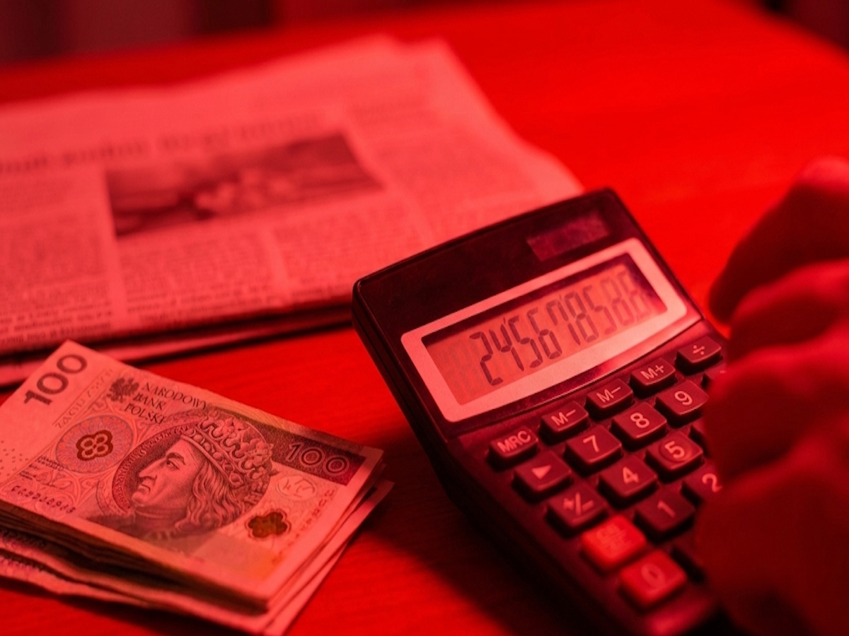 Tyle naprawdę zarabiają Polacy. Sprawdź czy Twoja pensja mieści się w połowie stawki według danych GUS.