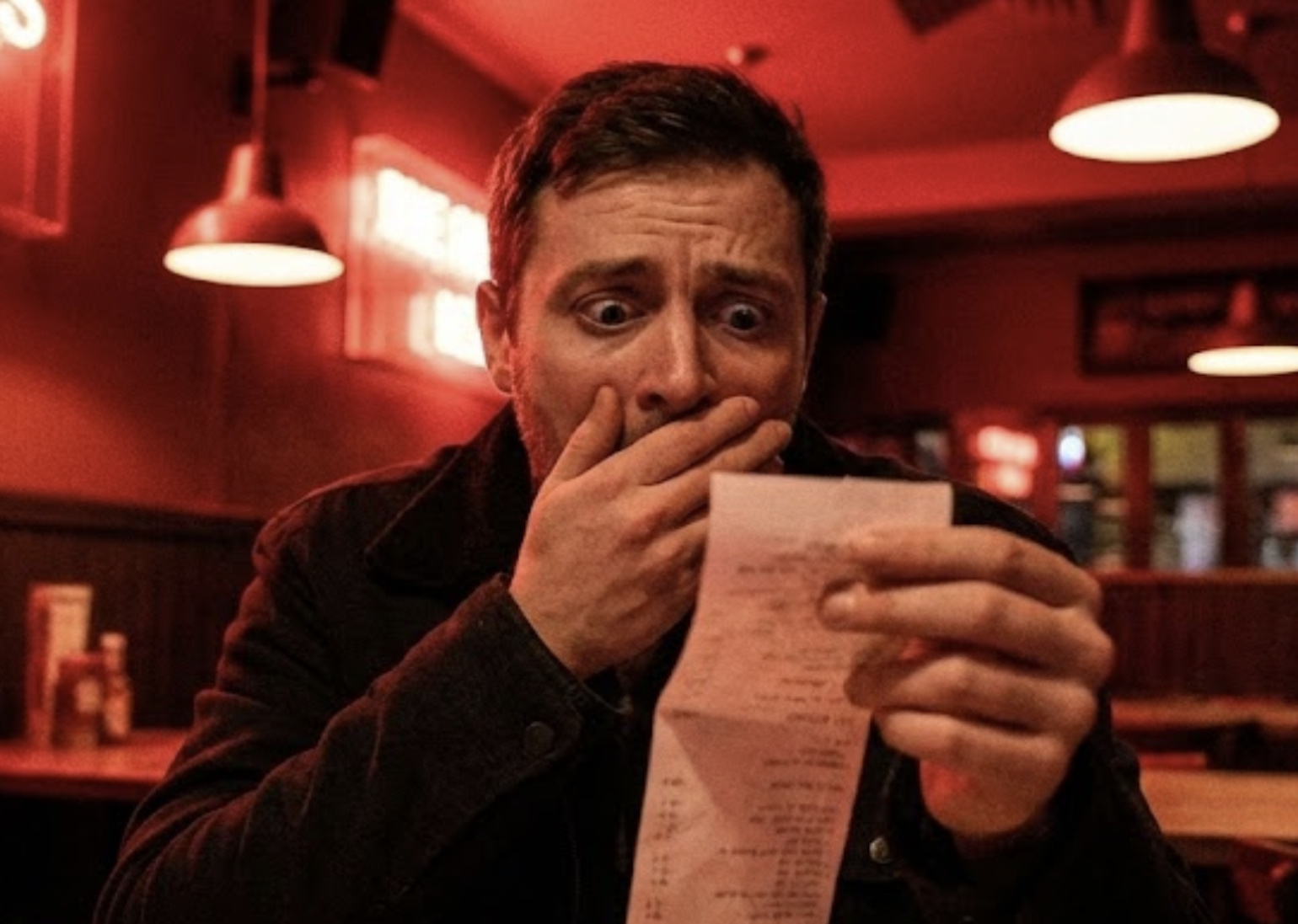 Patrzysz na paragon i nie wierzysz. Usługa ta sama, co miesiąc temu, ale cena i stawka to zupełnie inna bajka