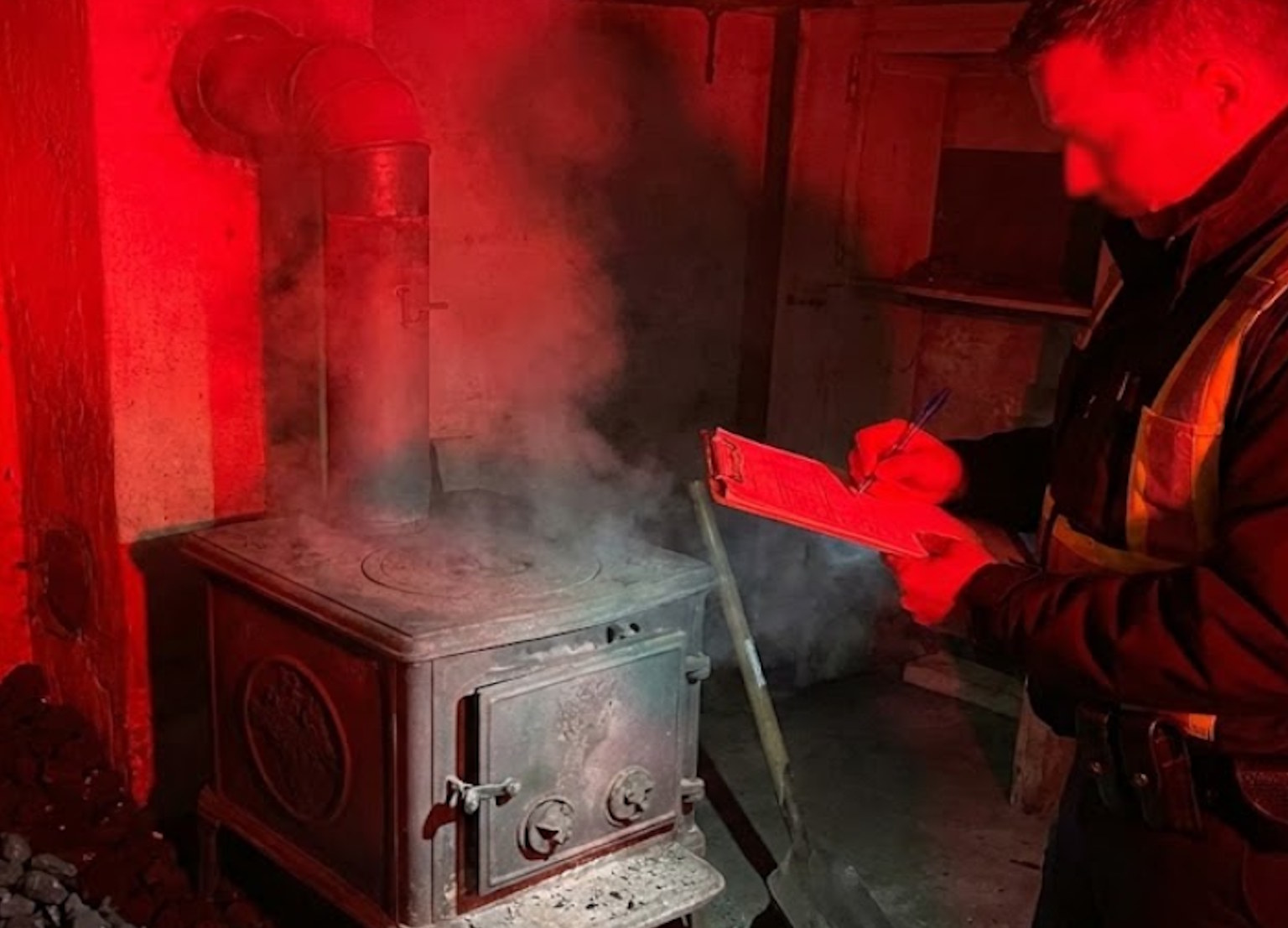 Koniec z piecami na węgiel w kolejnych regionach. Od dzisiaj sypią się mandaty. Strażnicy nie będą mieć litości