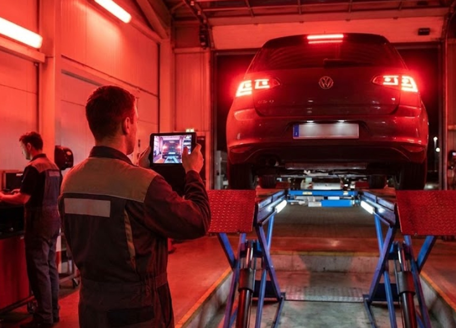 Badania techniczne pojazdów w 2026 roku. Koniec „pieczątek” za 99 zł. Diagnosta zrobi zdjęcie, a spóźnialscy zapłacą podwójnie