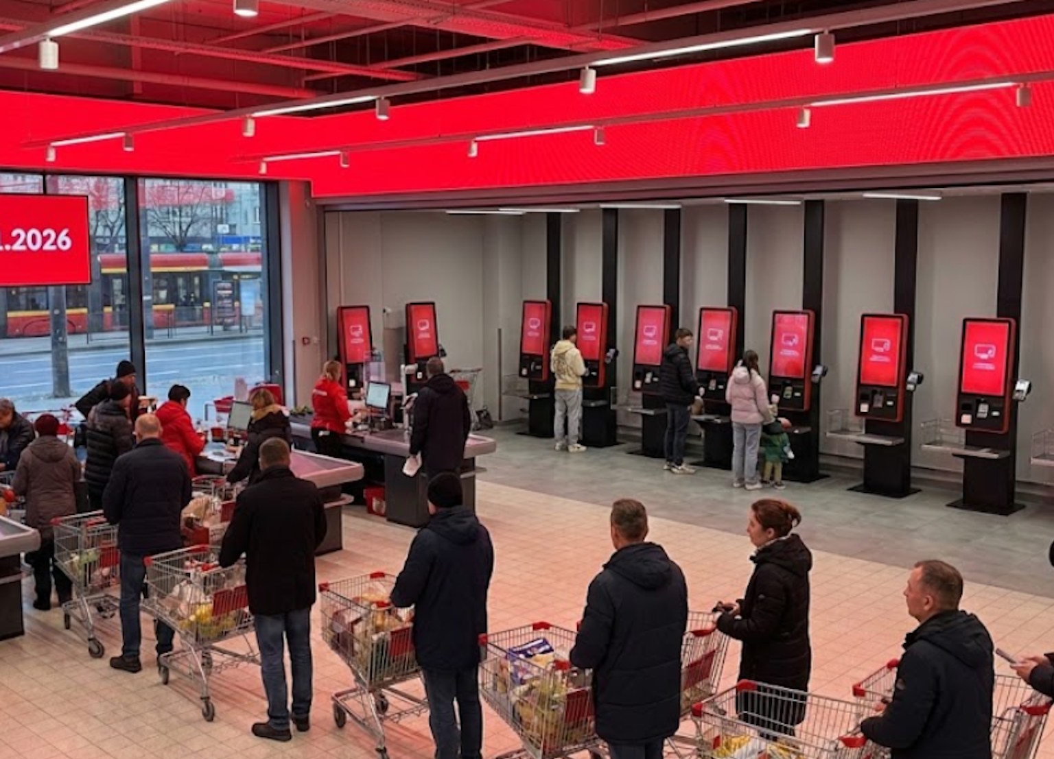 W tej kolejce już nie staniesz. Cicha rewolucja w kasach samoobsługowych, która w 2025 roku podzieliła Polaków. Co nas czeka teraz?