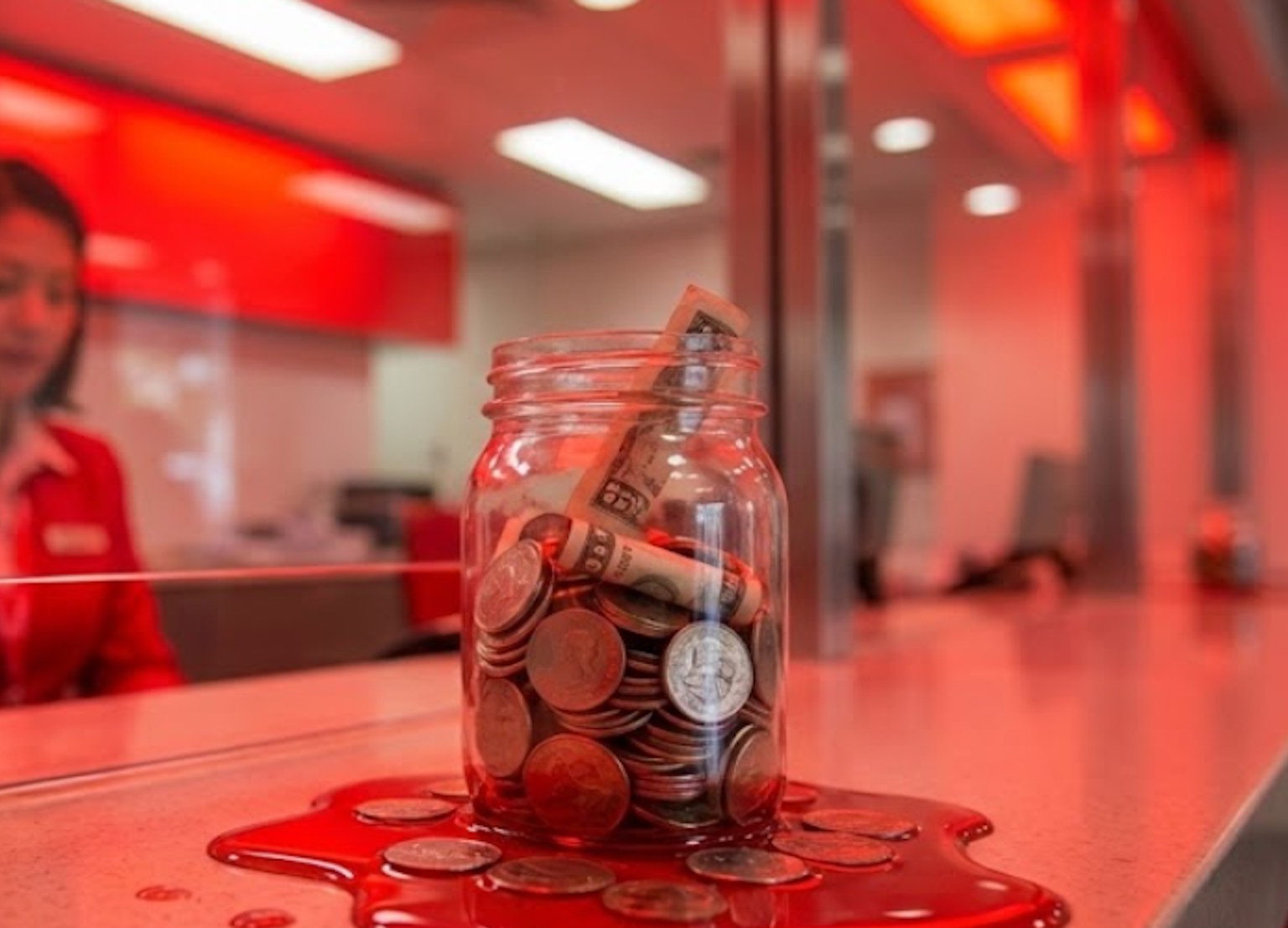 Banki wprowadzają nowy „podatek”. Sprawdź, czy Twoje oszczędności nie topnieją co miesiąc