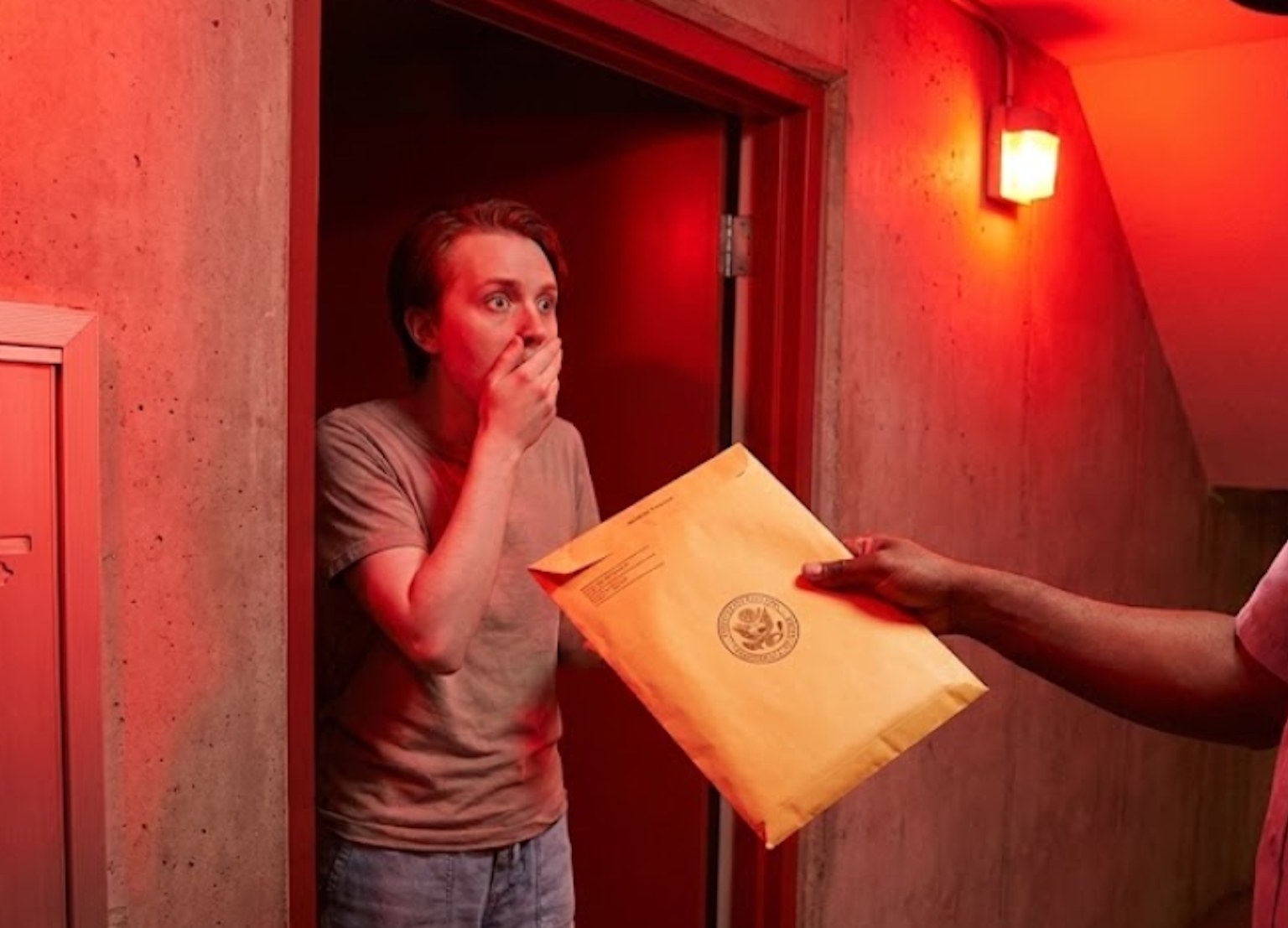 Listonosz przyniósł kopertę z urzędu i blady strach padł na Polaków