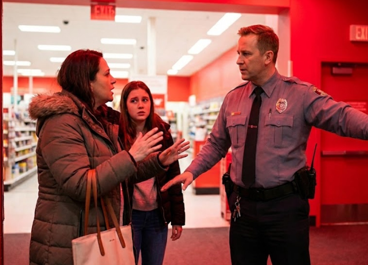Ochroniarz zablokował wyjście ze sklepu. Sprawdź, czy masz prawo odmówić pokazania zawartości torebki i paragonu