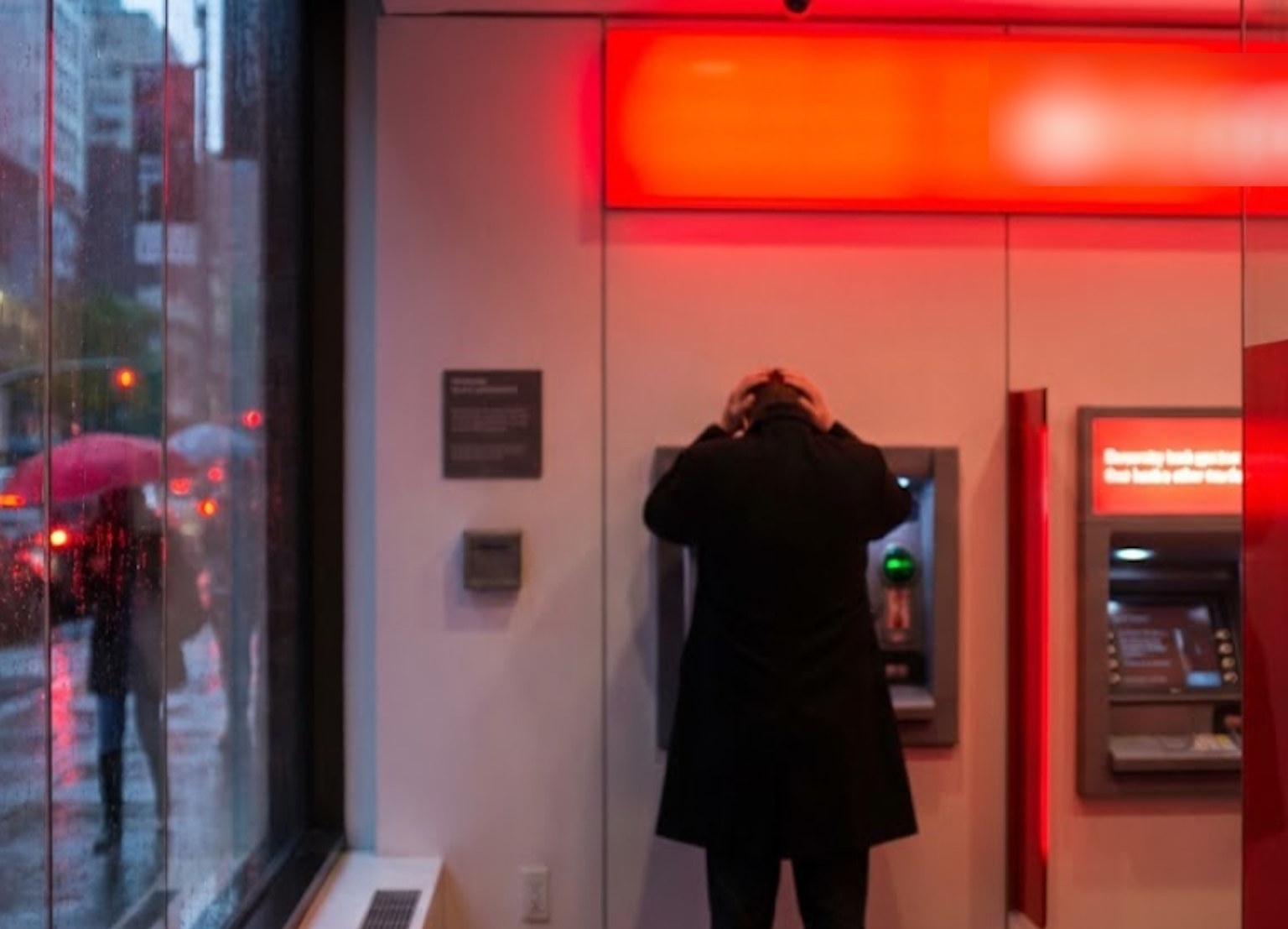 Zaczęło się. Tysiące Polaków traci oszczędności życia