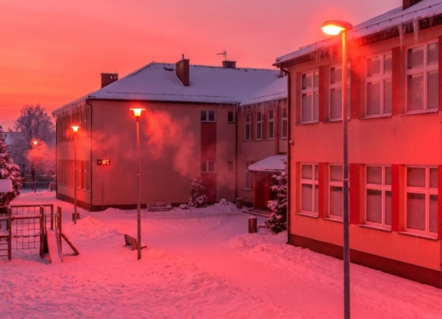 Arktyczne uderzenie w Polskę: Prognozy mówią o -18 stopniach. Kiedy dyrektor musi zamknąć szkołę? Sprawdzamy przepisy