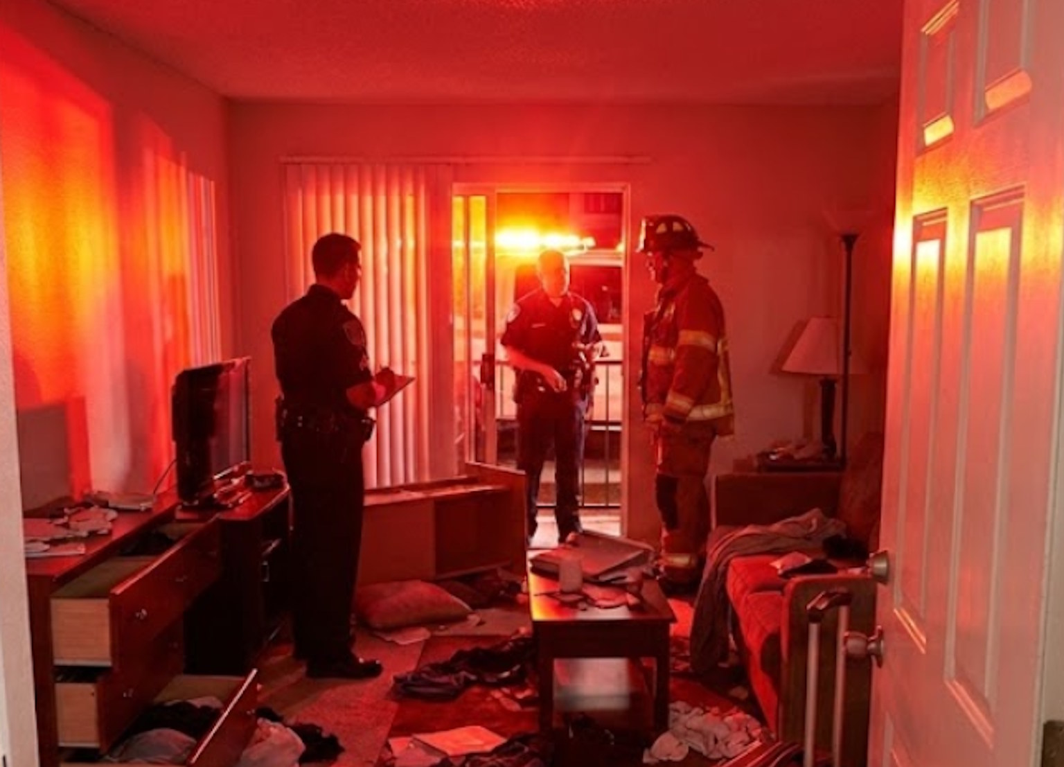 Wracasz z urlopu, a w Twoim mieszkaniu urzędowali obcy ludzie. Kiedy służby mogą wyważyć drzwi bez Twojej zgody?