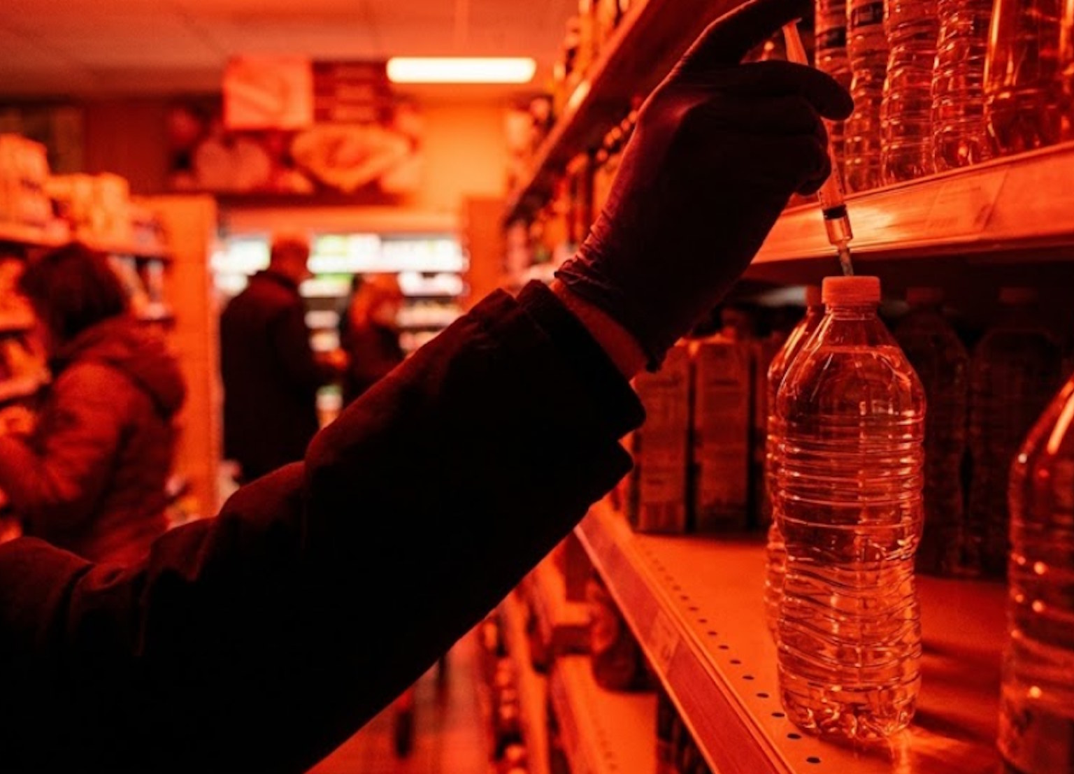 Groźny incydent w sklepie spożywczym. Mężczyzna wstrzyknął nieznaną substancję do butelki. „Sprawdzajcie nakrętki, to nie są ćwiczenia”