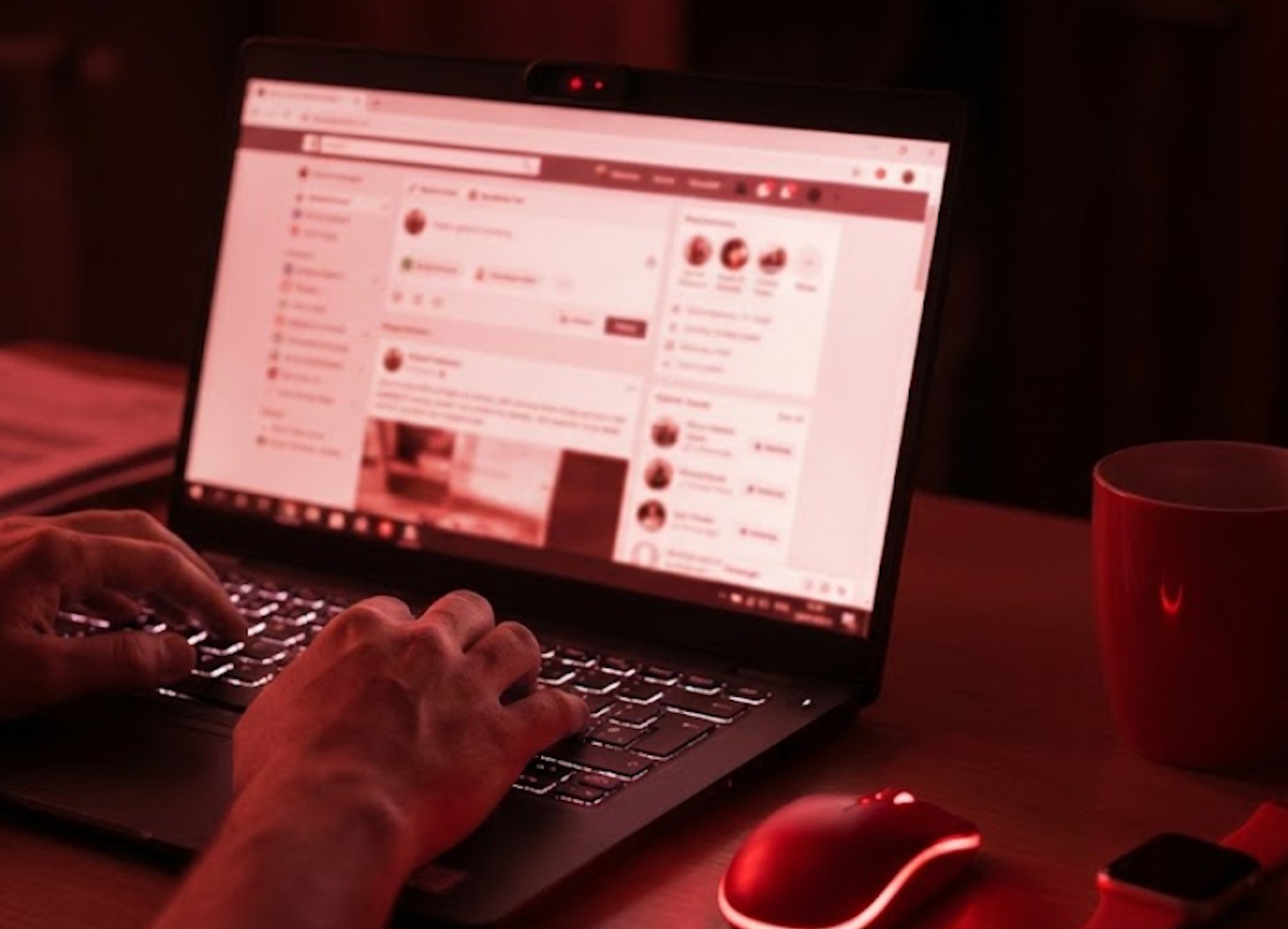 Uważaj, co robisz w sieci. W 2026 roku to dowód w sprawie. ZUS ma nowe narzędzia, by cofnąć Twój zasiłek bez wychodzenia z biura