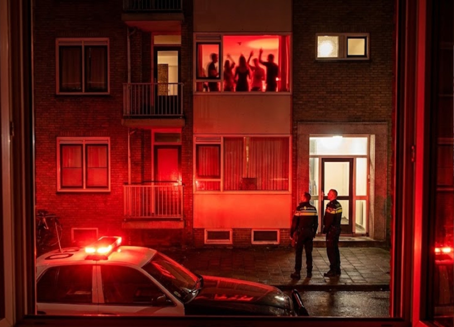 „Cisza nocna” od 22:00 to fikcja prawna. Wzywasz policję do imprezy sąsiada? W 2026 roku mandatu może nie być, a wyrok sądu Cię zaskoczy