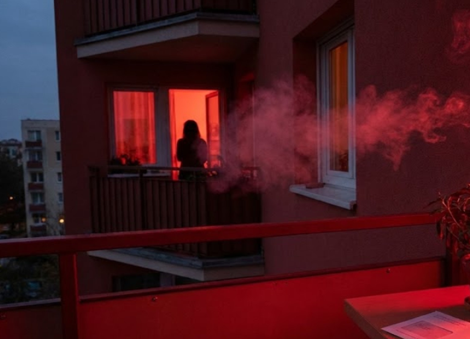 Uważaj. W 2026 roku dym z balkonu to „immisja”, za którą słono zapłacisz. Sąsiedzi mają nowe argumenty