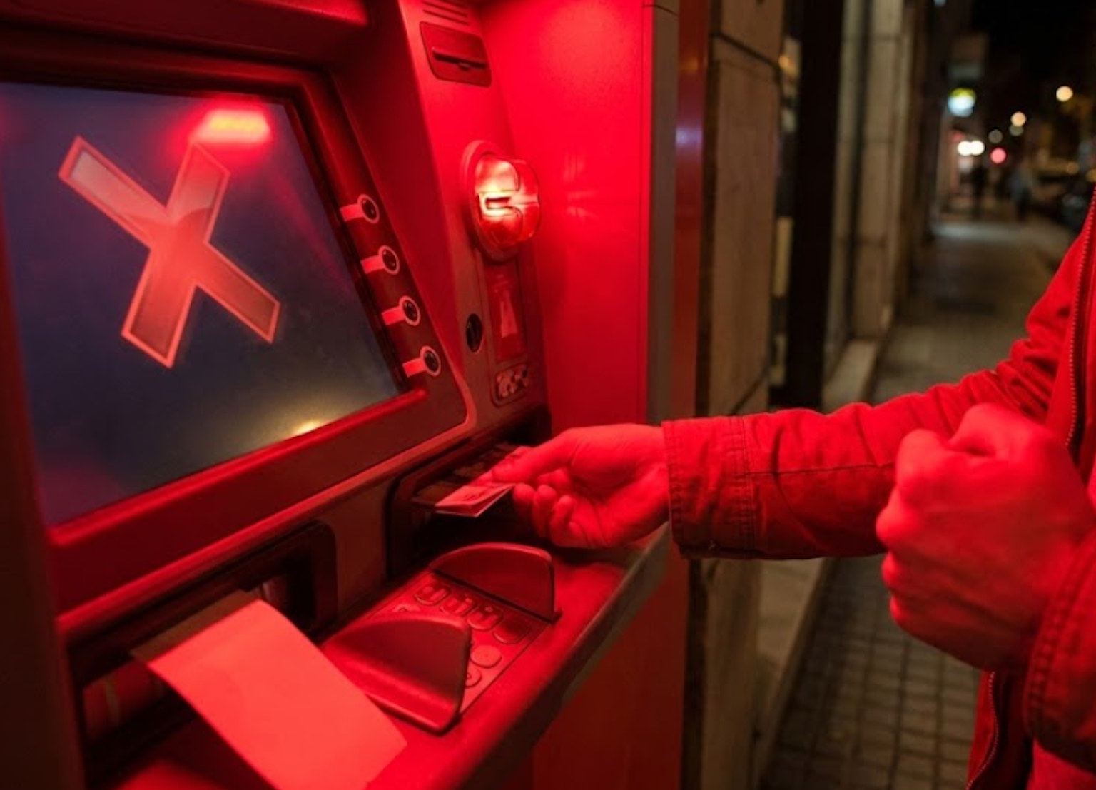 Chcesz wypłacić gotówkę z bankomatu? Maszyna odmówi i pobierze prowizję