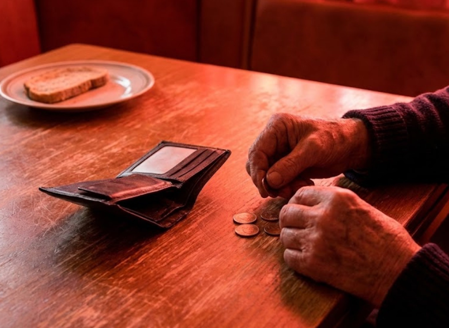 Emerycie, przygotuj się na wegetację. Komornik zostawi Ci grosze, a rząd umywa ręce