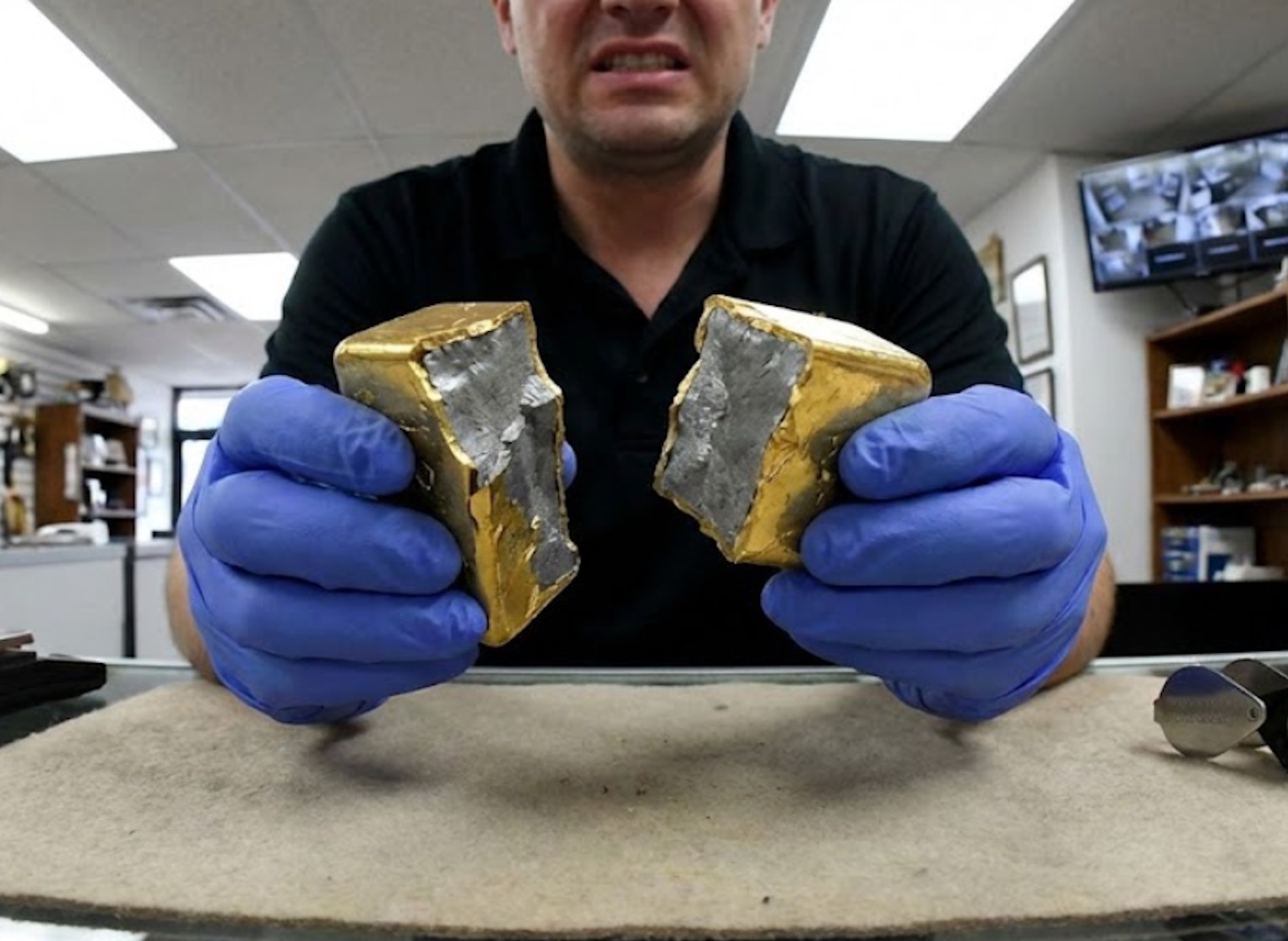 Fałszywe złoto zalewa Polskę. Pracownik lombardu o dramatycznym odkryciu: „Oszukali nas, sztabka się rozpadła”