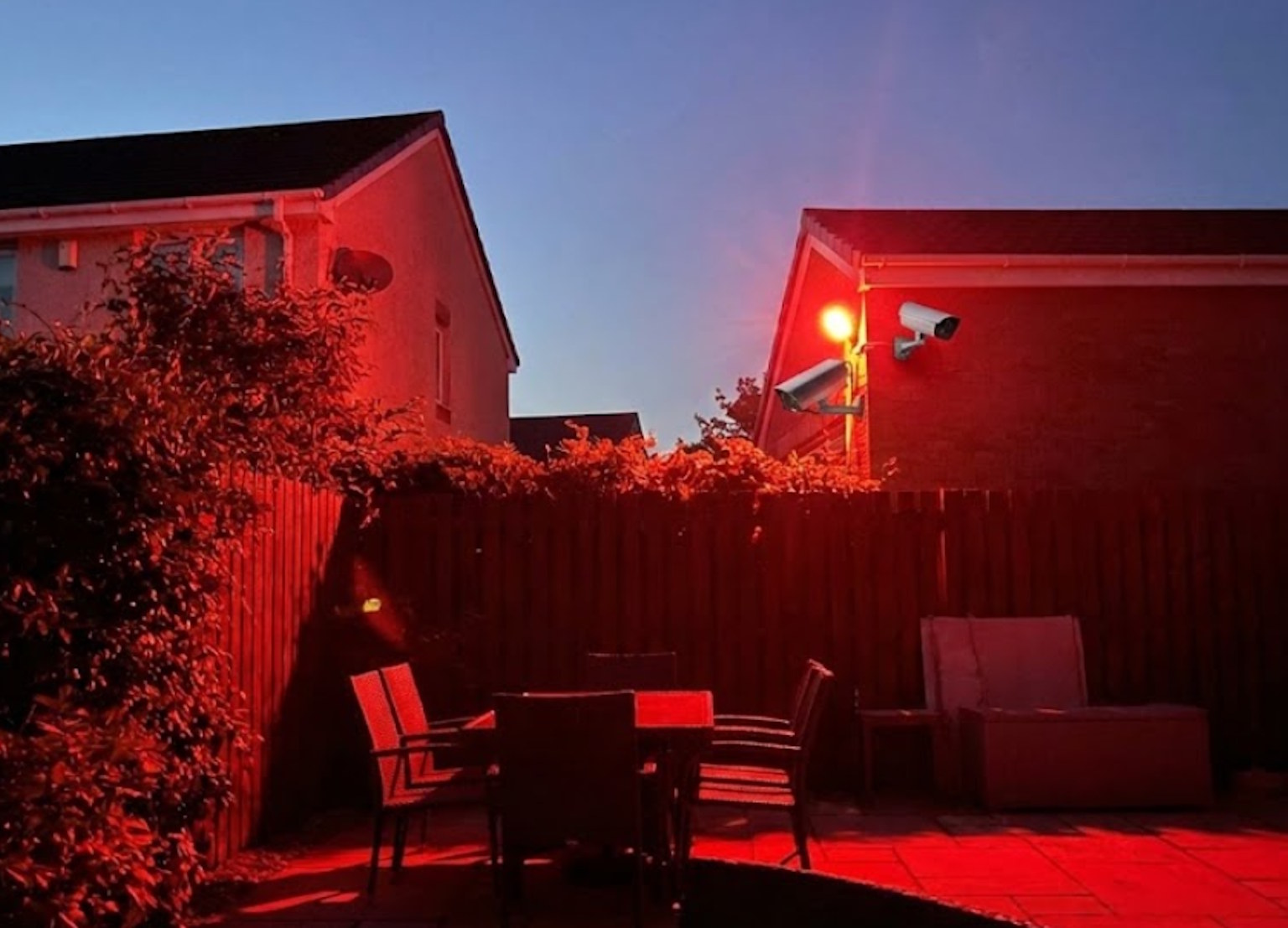 Kamera sąsiada patrzy na Twój ogród? Sprawdź, co wolno nagrywać w 2026 roku i kiedy grozi za to wysokie odszkodowanie