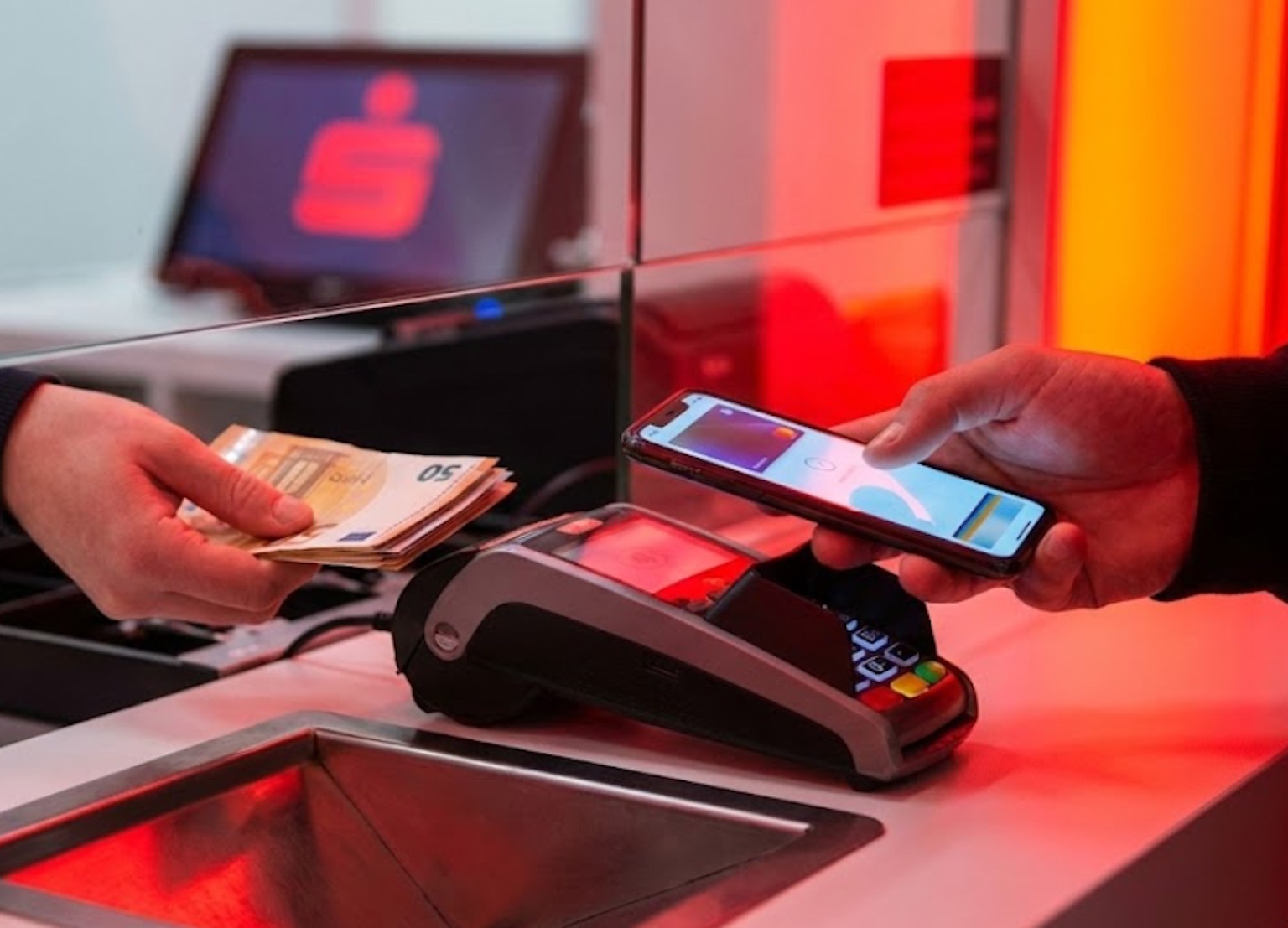 Limity płatności gotówką w 2026 roku. Kiedy prawo zmusza Cię do przelewu, a kiedy sprzedawca musi przyjąć banknoty?