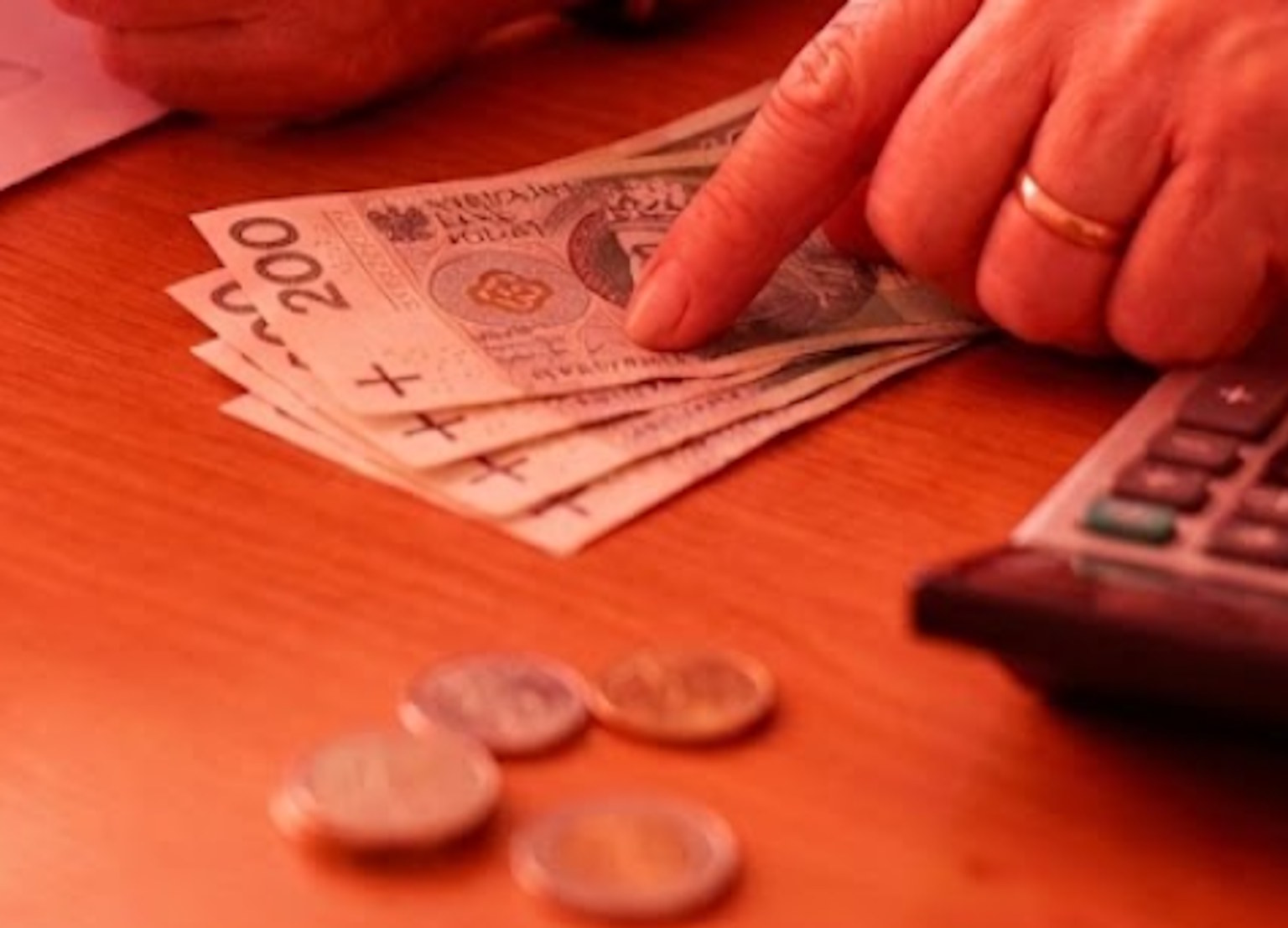 Prawie dwa tysiące złotych dodatkowej emerytury dwa razy w roku. Seniorzy dostaną o dziewięćdziesiąt złotych więcej niż w ubiegłym