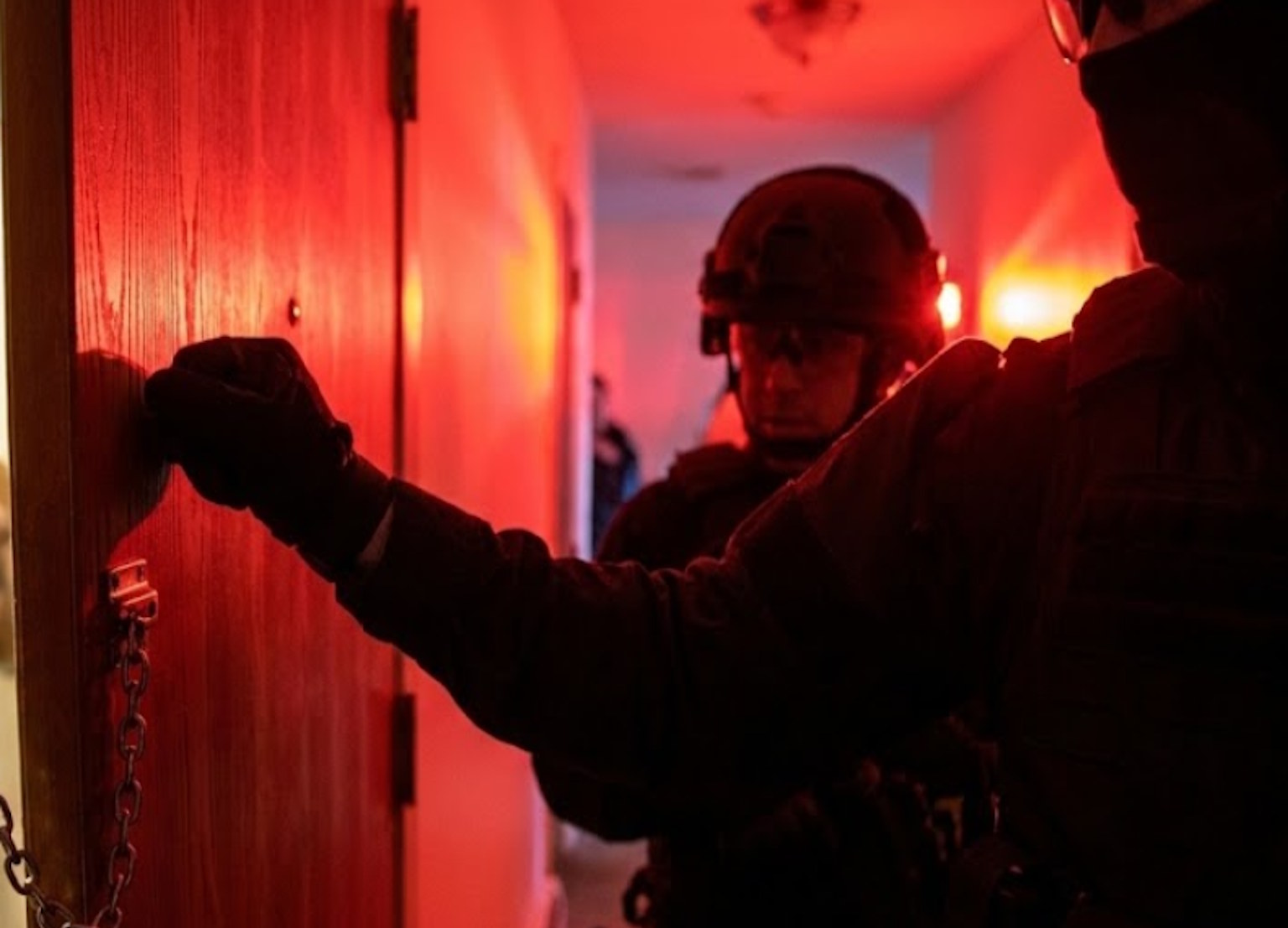 Policja puka do drzwi, a ty nie otwierasz. W tych 3 sytuacjach wejdą siłą bez nakazu sądu