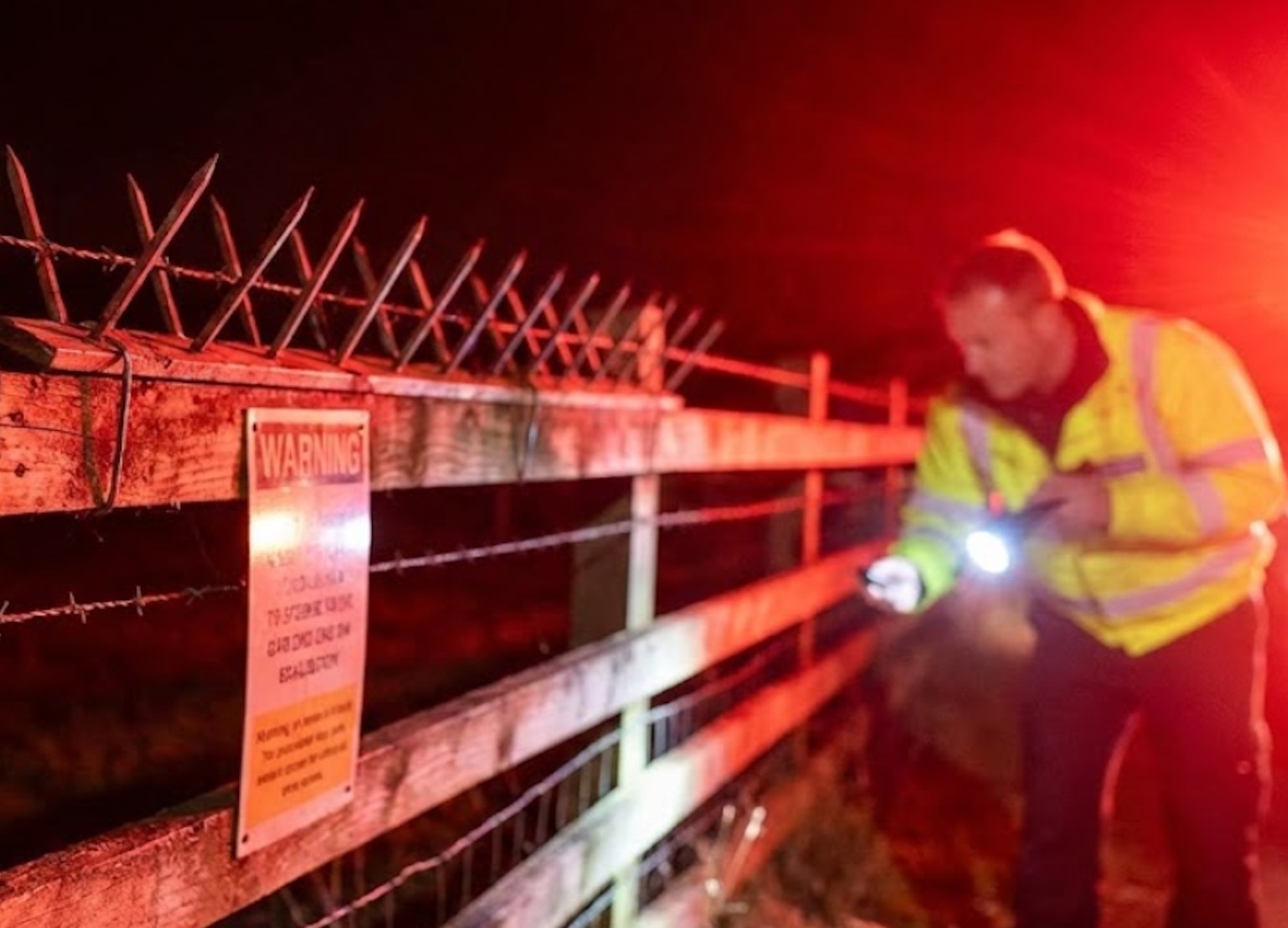 Twój płot może stać się prawną pułapką. Za te elementy ogrodzenia zapłacisz gigantyczne odszkodowanie, a nadzór nakaże rozbiórkę