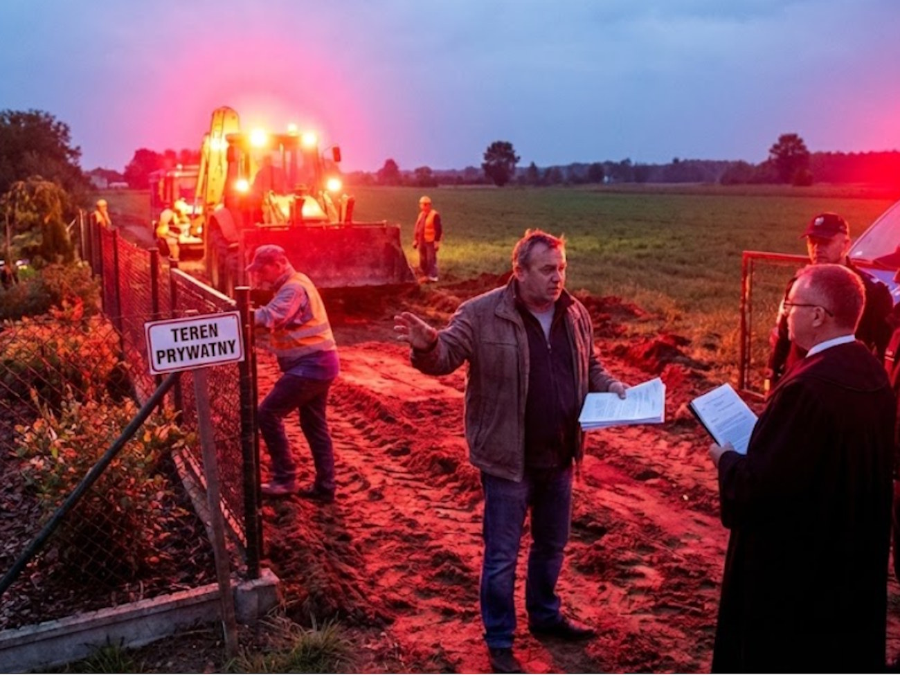 Uważaj. Sąd może wytyczyć drogę przez Twoją działkę siłą, a Ty nie masz prawa odmówić