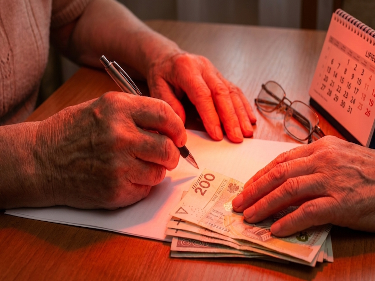 Wyższa trzynasta i czternasta emerytura w 2026 roku. Jeden wniosek w urzędzie może zwiększyć Twoje wpływy o 570 złotych.