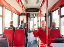 seniorka w autobusie