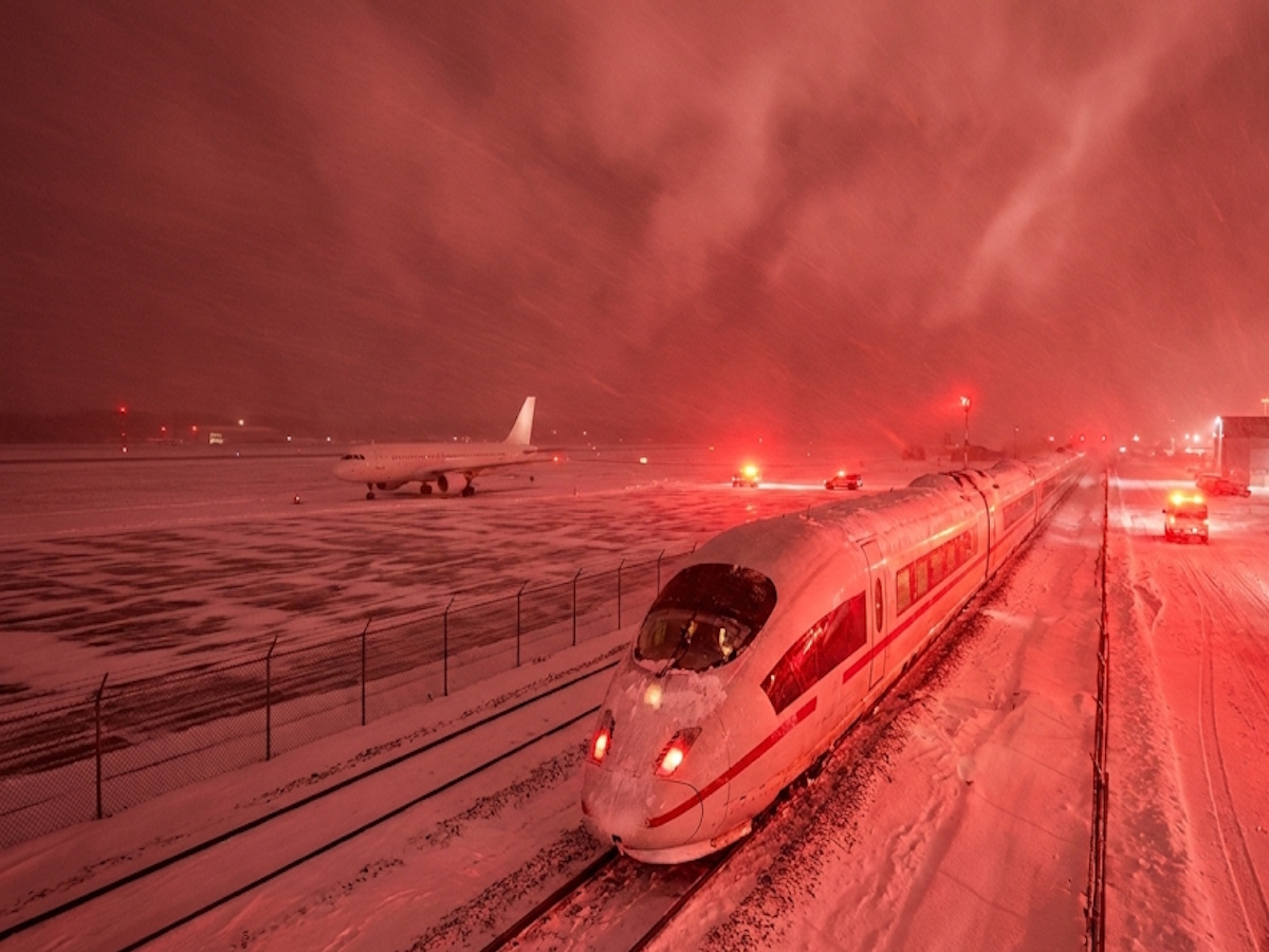 Paraliż komunikacyjny! Burza śnieżna uderza w lotniska i transport drogowy. Chaos uderza w Twoje paczki, oraz plany podróżnicze.