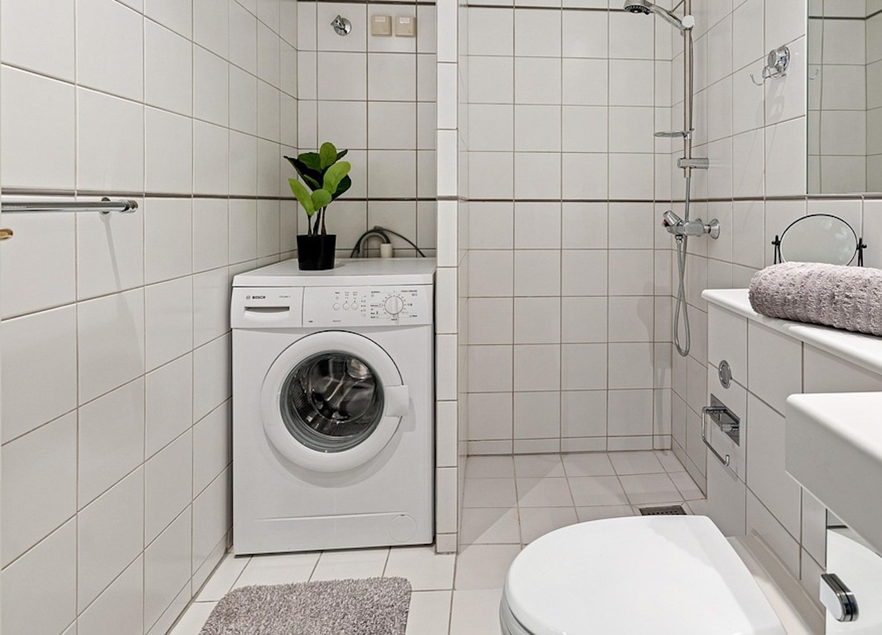 Wyciągasz z pralki lodowate ubrania? Nie dzwoń po serwis. To nie awaria, to „zimowa fizyka”