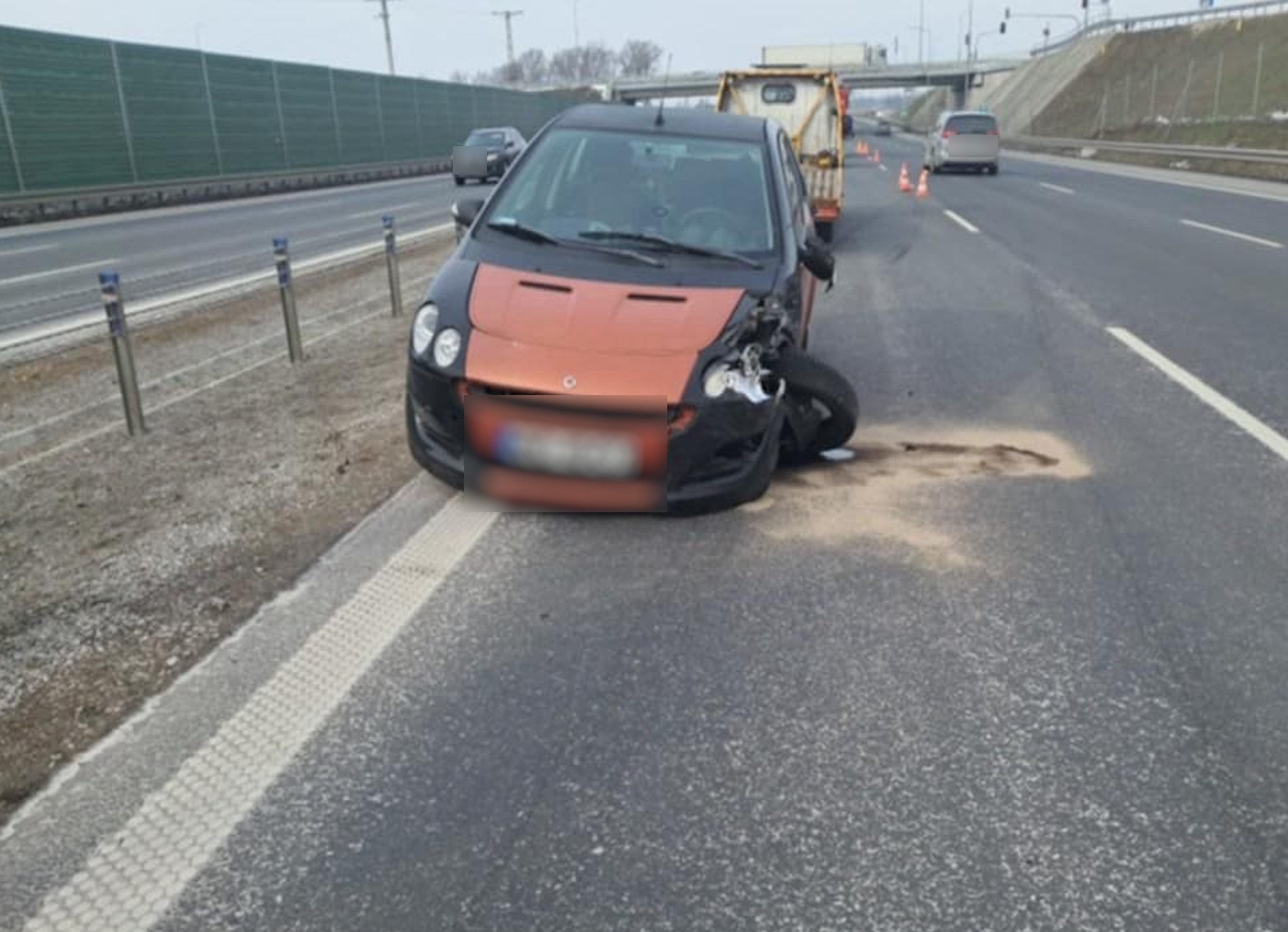 Dramat na trasie S7 pod Kazuniem Nowym. Kierowca jechał pod prąd, doszło do czołowego zderzenia