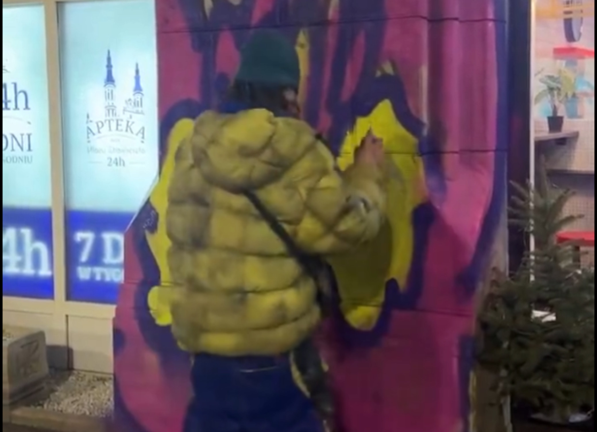 Skandal na Placu Zbawiciela. Graficiarz dewastował zabytek w biały dzień, chwaląc się „drogimi zleceniami”