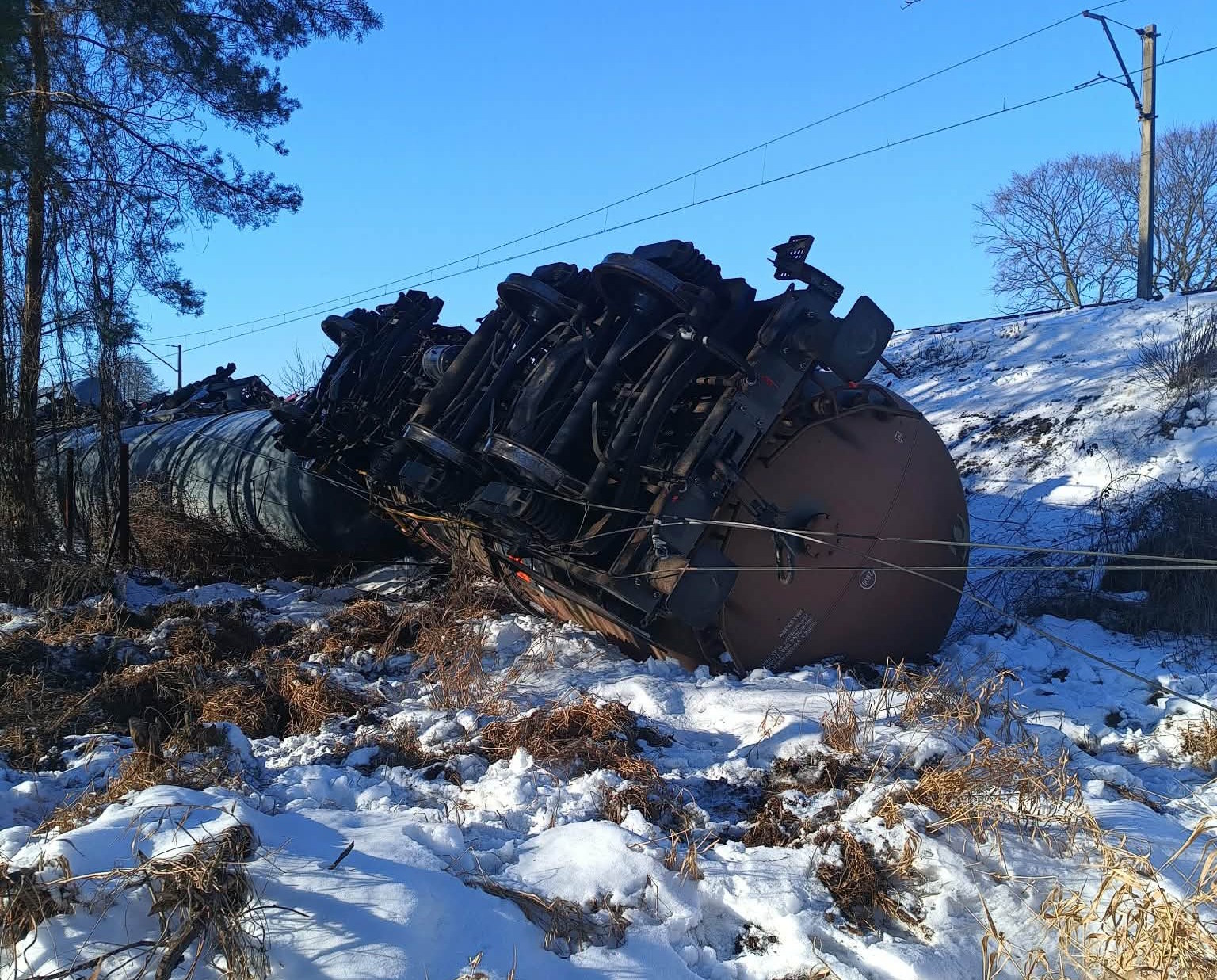 Wykolejony pociąg wiózł paliwo dla Ukrainy. Na miejscu działa policja i wojsko
